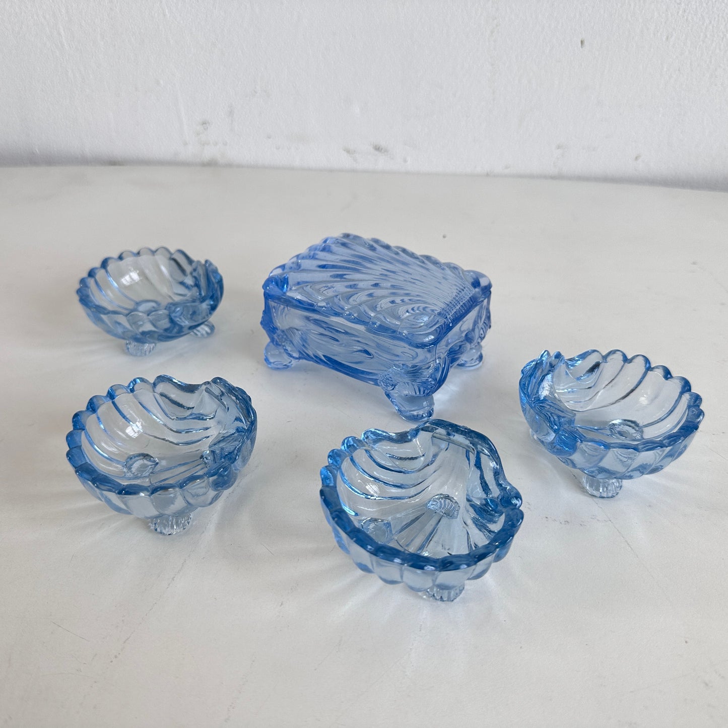AA017 GLASS SHELL CIGARETTE CASE WITH 4 MINI SHELL ASHTRAYS
