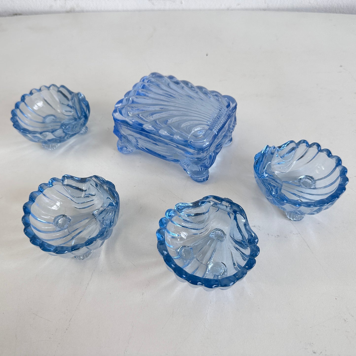 AA017 GLASS SHELL CIGARETTE CASE WITH 4 MINI SHELL ASHTRAYS