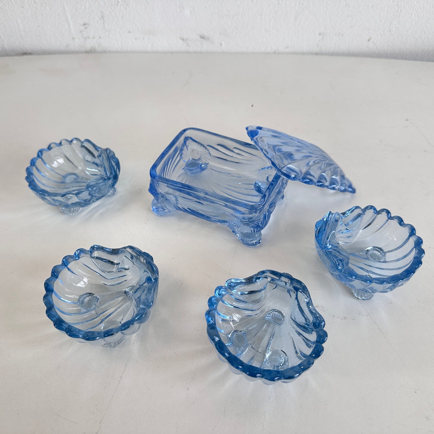 AA017 GLASS SHELL CIGARETTE CASE WITH 4 MINI SHELL ASHTRAYS