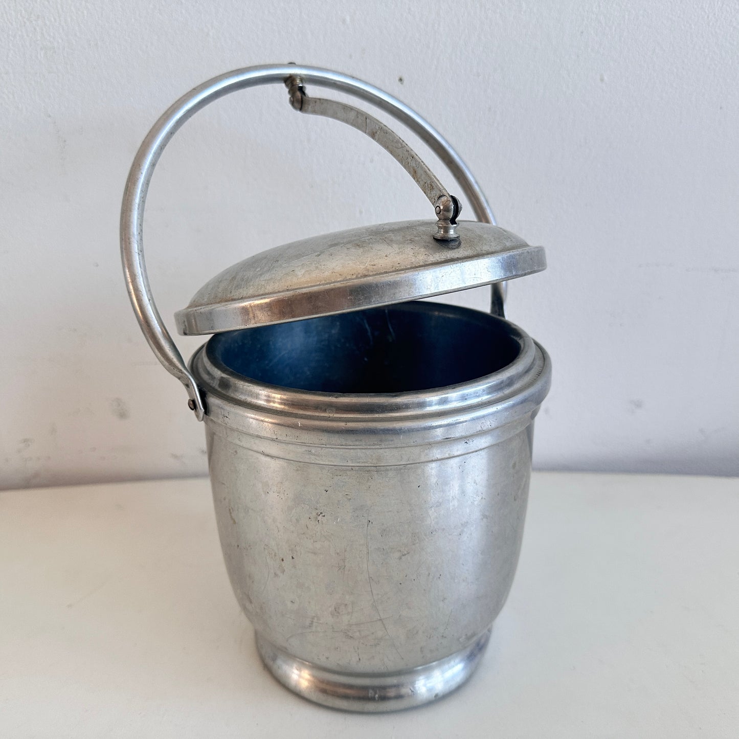 AA024 VINTAGE ALUMINUM ICE BUCKET