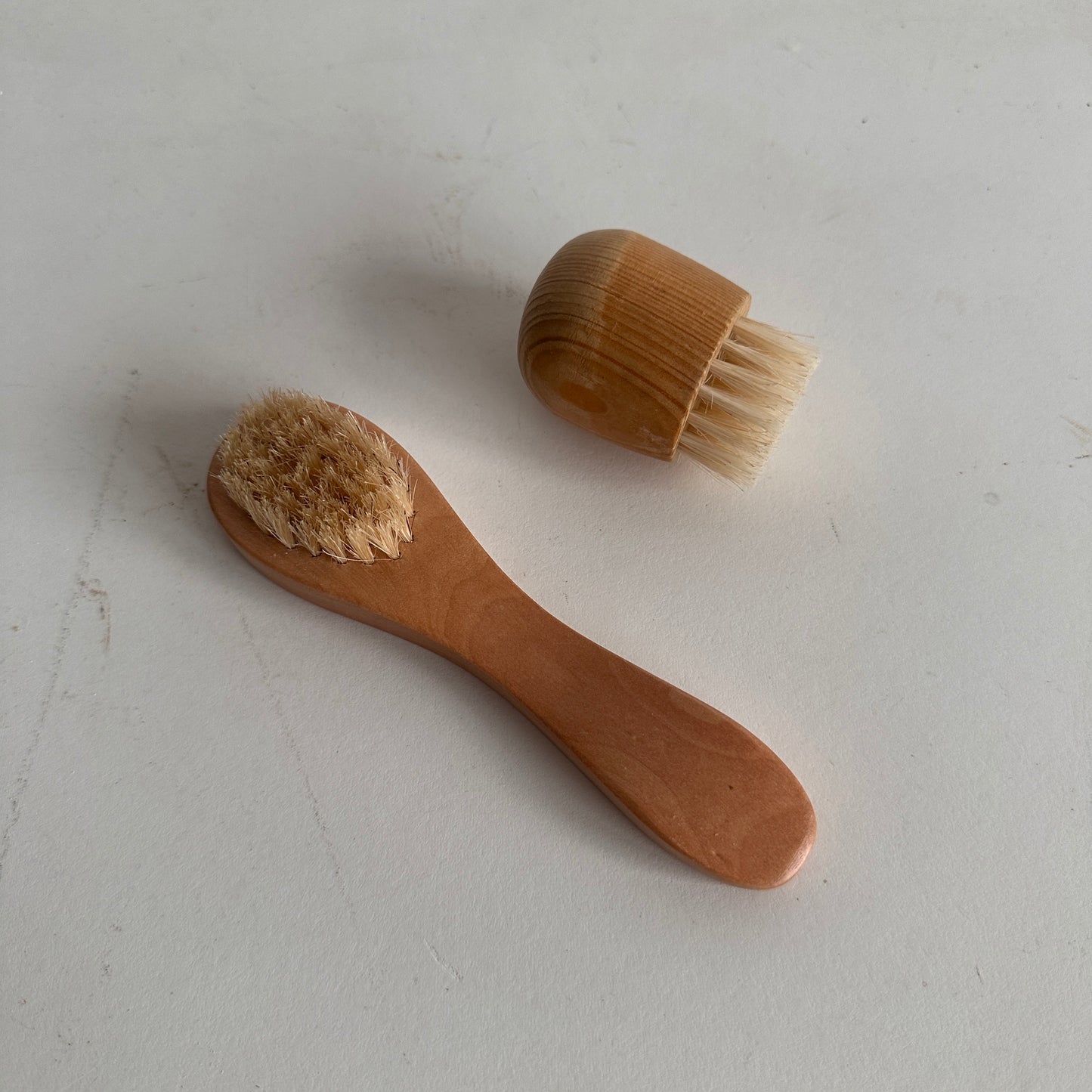BB010 SET OF TWO TINY BRUSHES