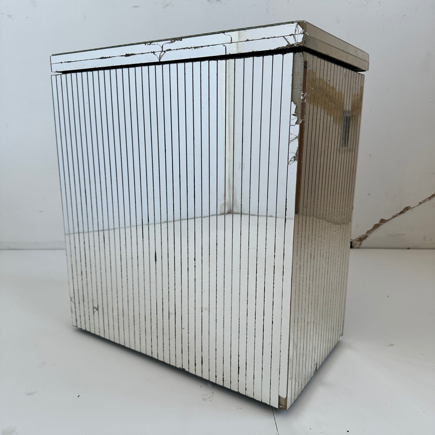 BB033 VINTAGE MIRRORED HAMPER