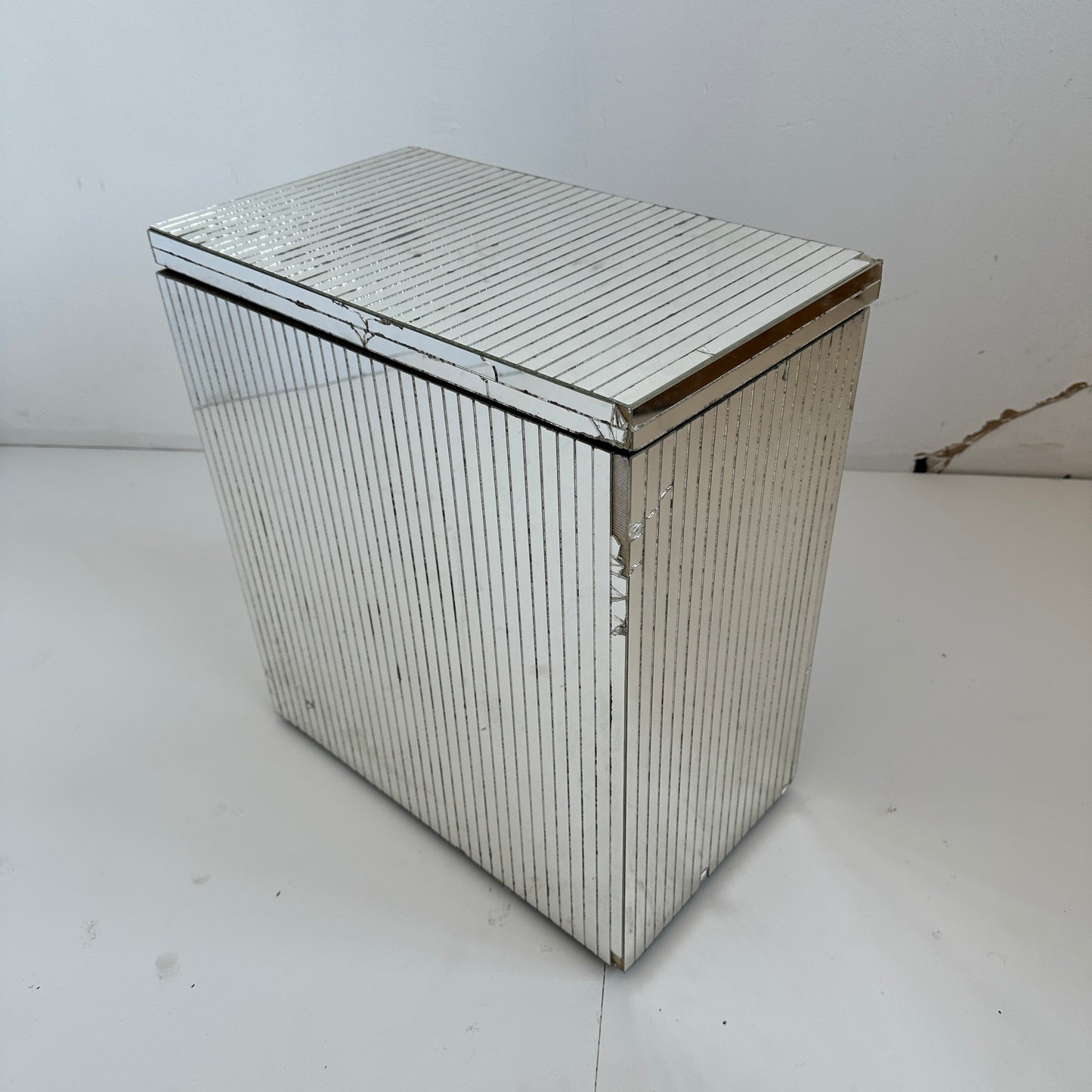 BB033 VINTAGE MIRRORED HAMPER