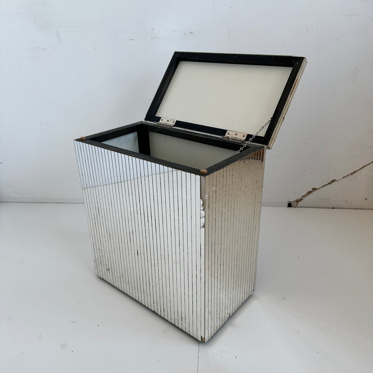 BB033 VINTAGE MIRRORED HAMPER