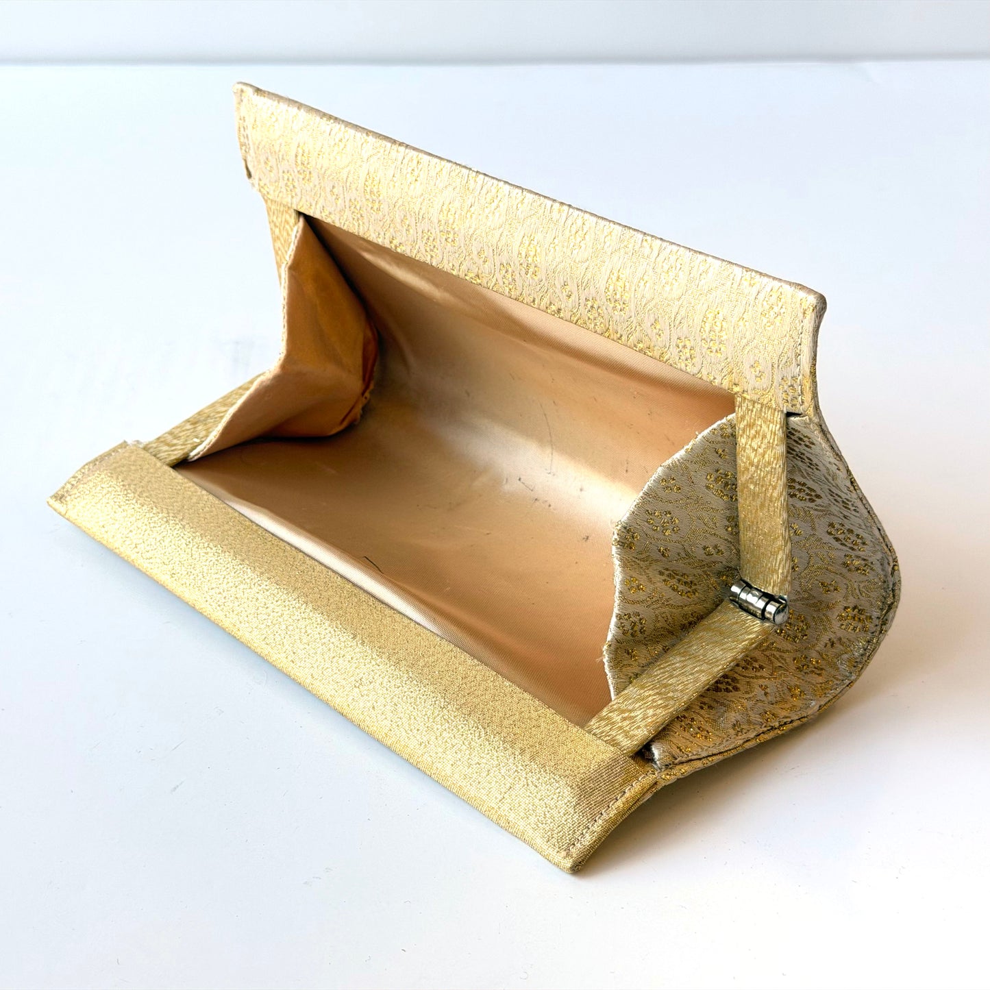 BB056 GOLD & WHITE MAKEUP POUCH