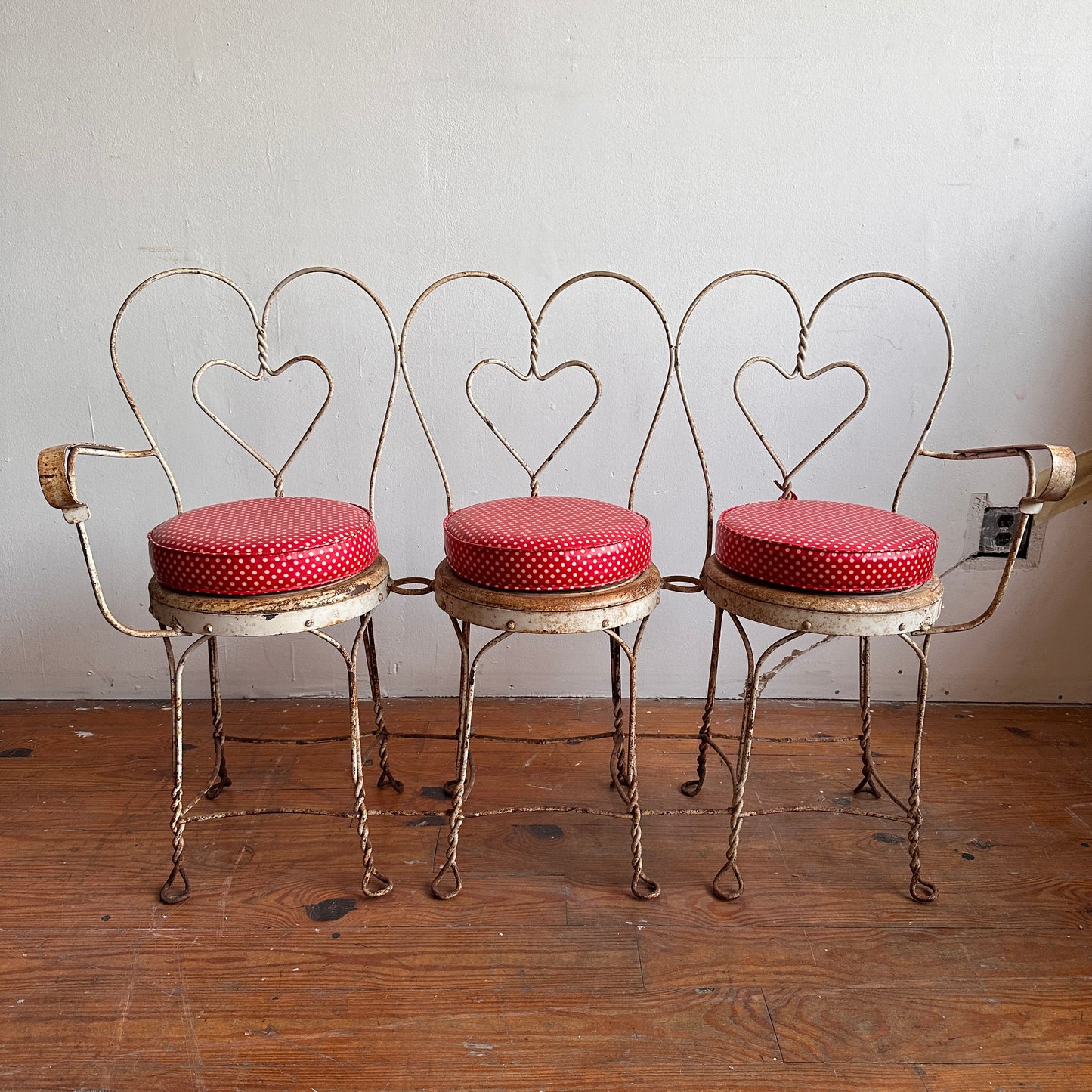 BE005 RED AND WHITE POLKA DOT ICE CREAM PARLOR BENCH