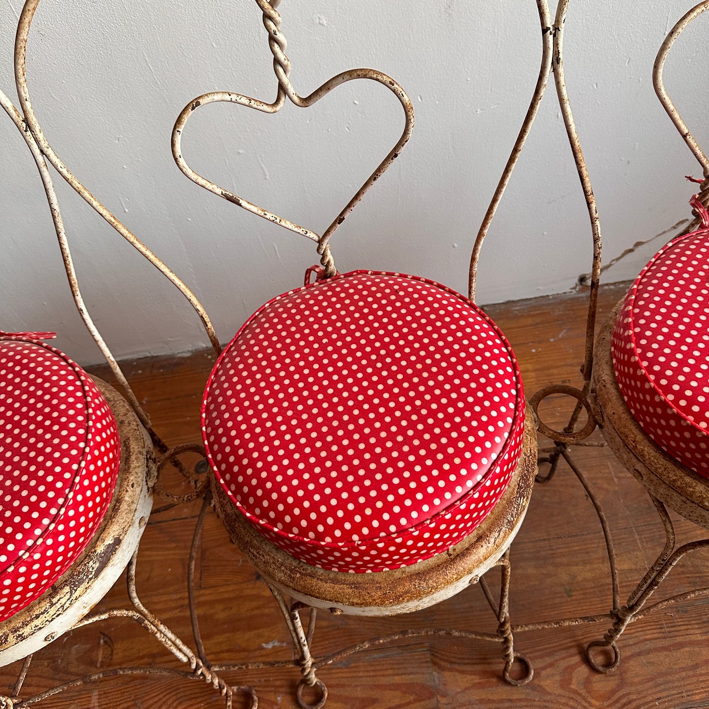 BE005 RED AND WHITE POLKA DOT ICE CREAM PARLOR BENCH