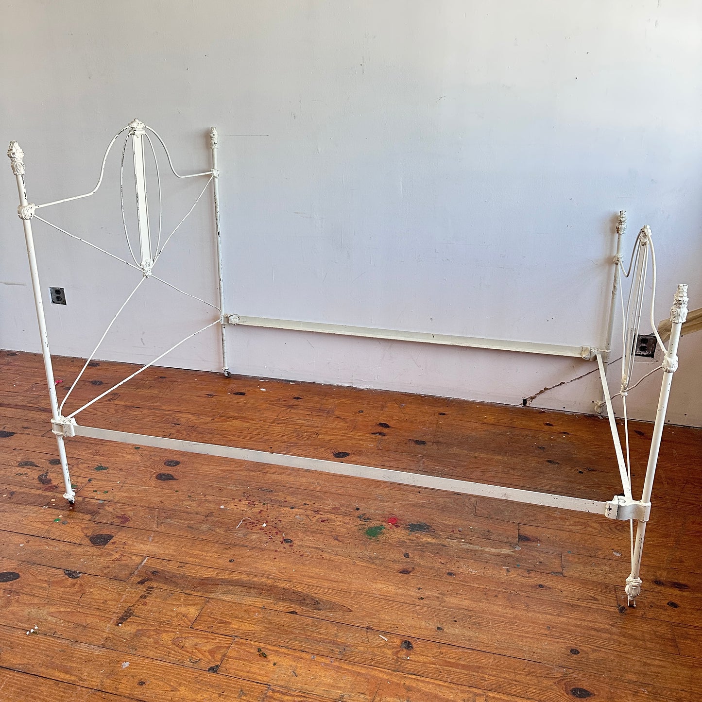 BG006 DISTRESSED WHITE WROUGHT IRON BED FRAME (FULL)