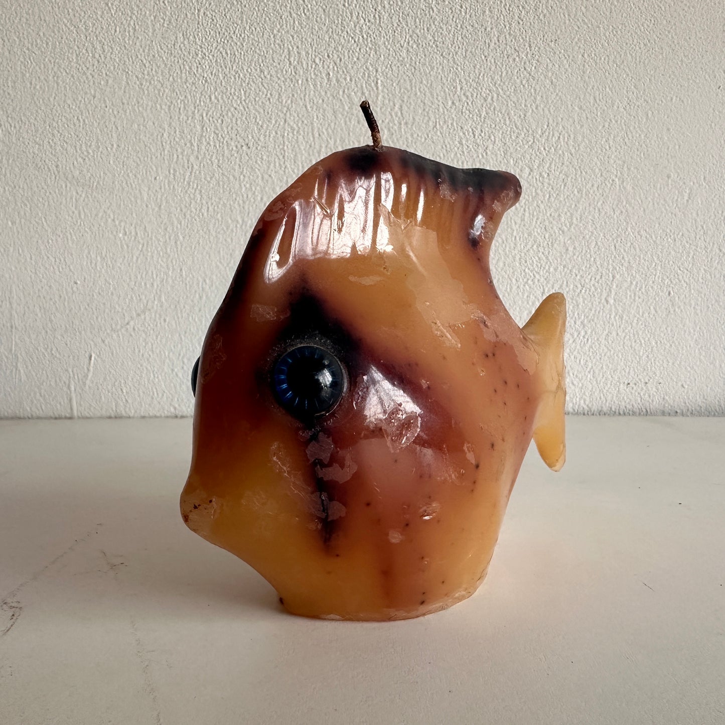 CA016 AMBER FISH CANDLE WITH BLUE EYES