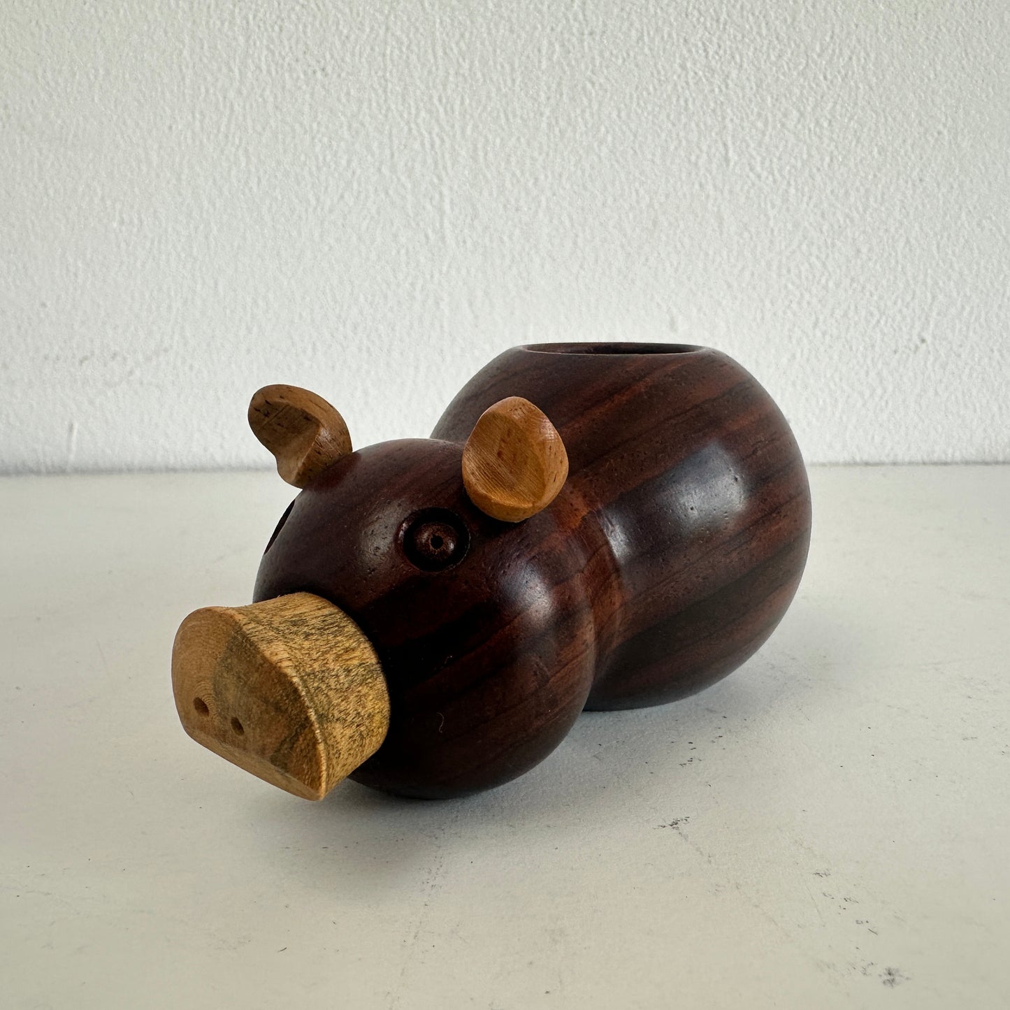 CA032 WOOD PIGGY TAPER CANDLE HOLDER