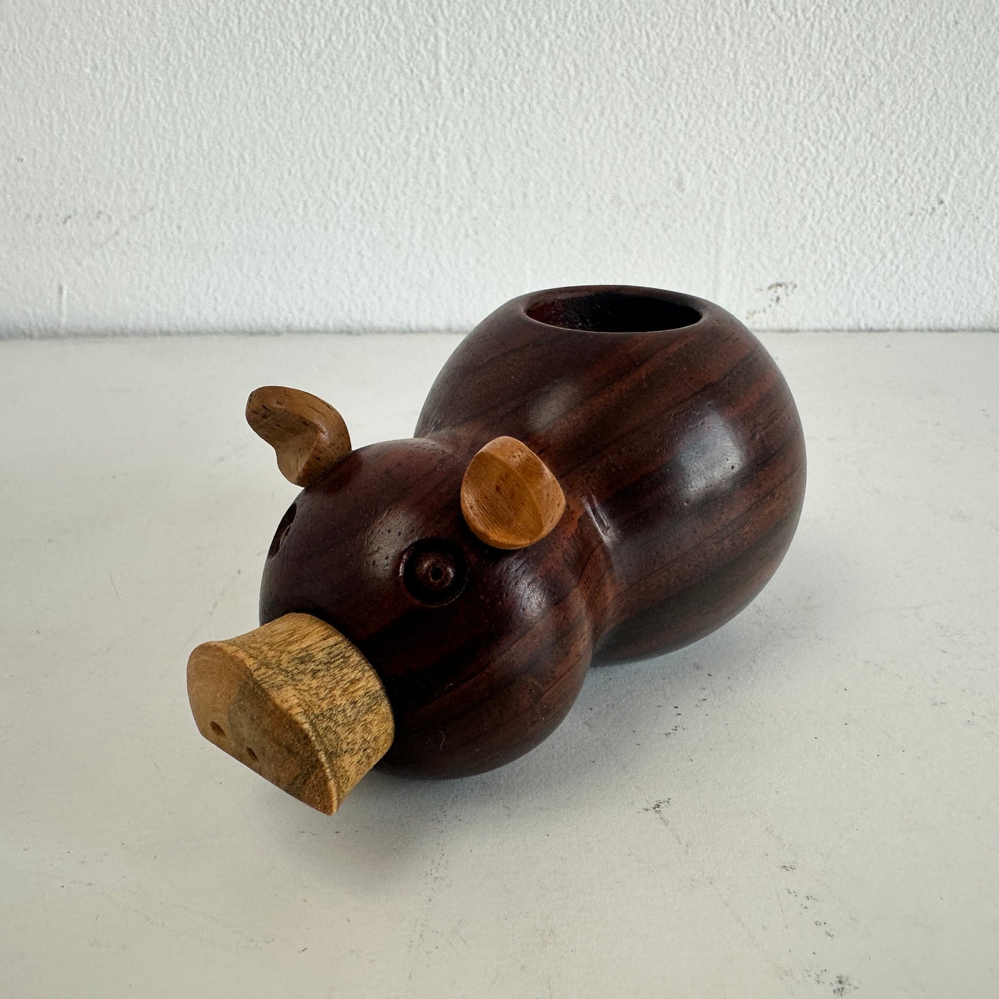 CA032 WOOD PIGGY TAPER CANDLE HOLDER