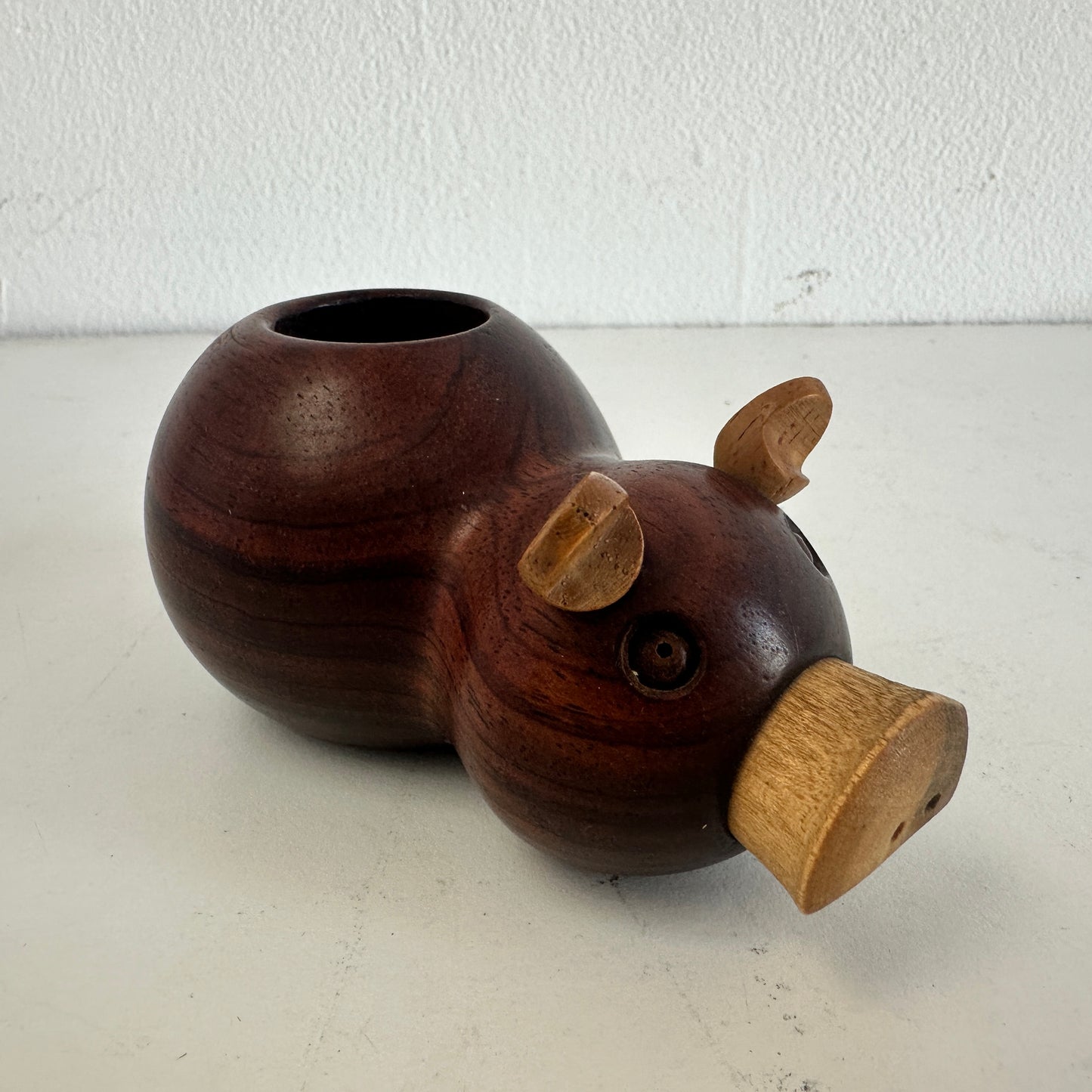 CA032 WOOD PIGGY TAPER CANDLE HOLDER