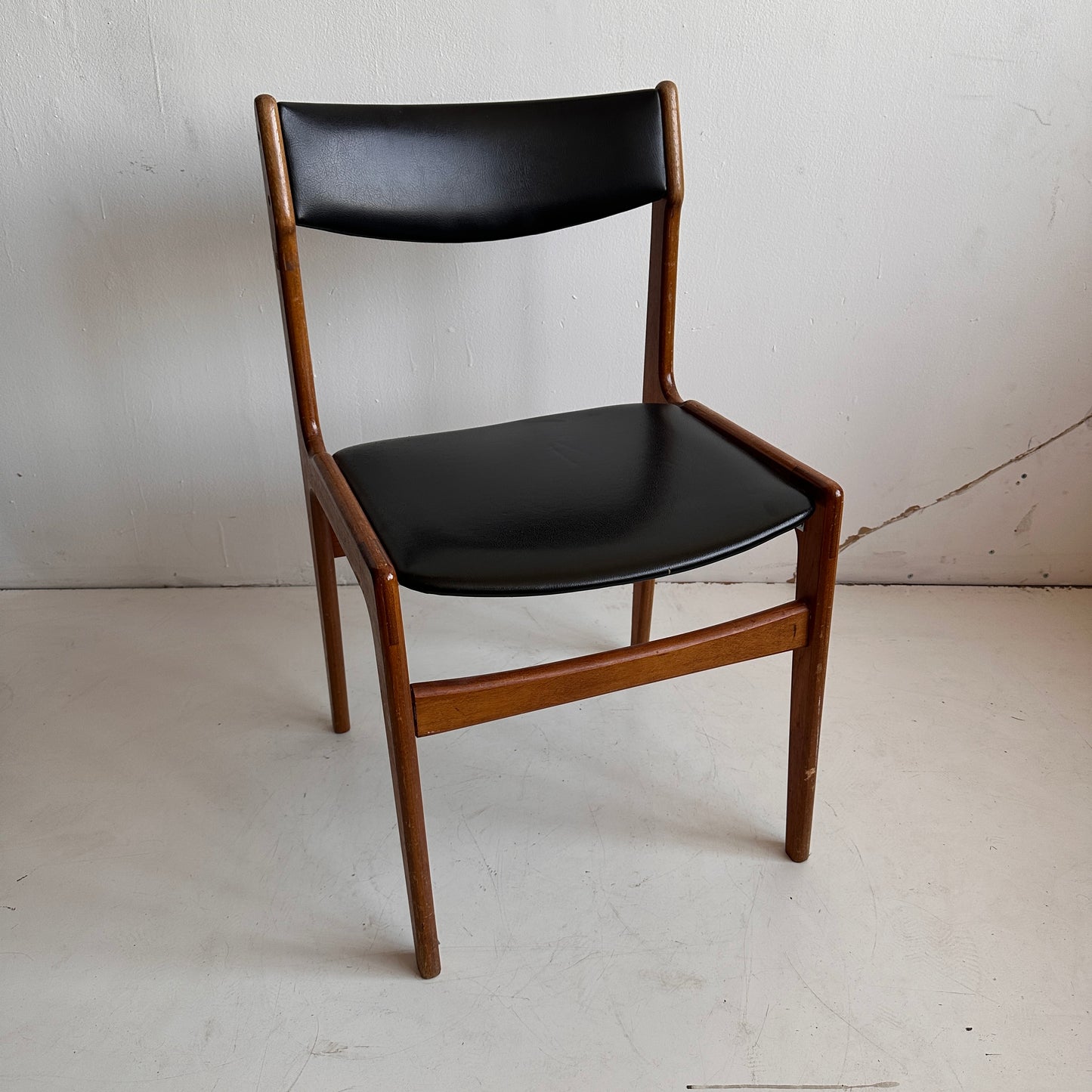 CH005 LIGHTLY DISTRESSED BLACK LEATHER & WOOD CHAIR