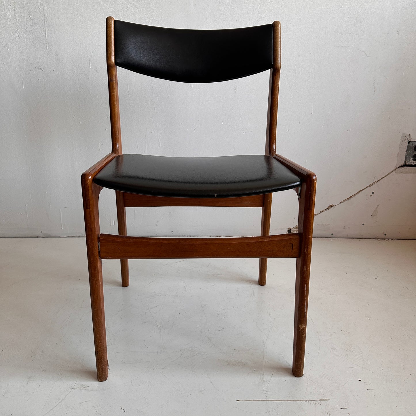 CH005 LIGHTLY DISTRESSED BLACK LEATHER & WOOD CHAIR