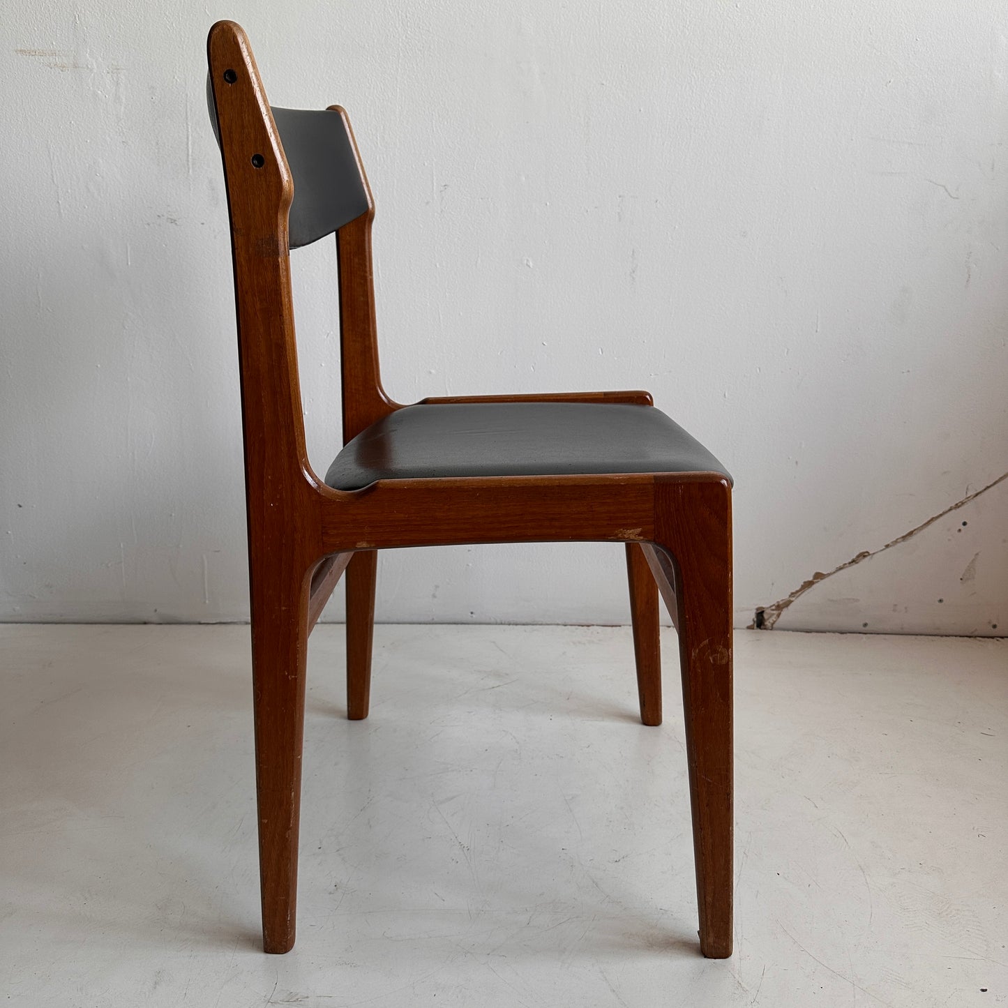CH005 LIGHTLY DISTRESSED BLACK LEATHER & WOOD CHAIR