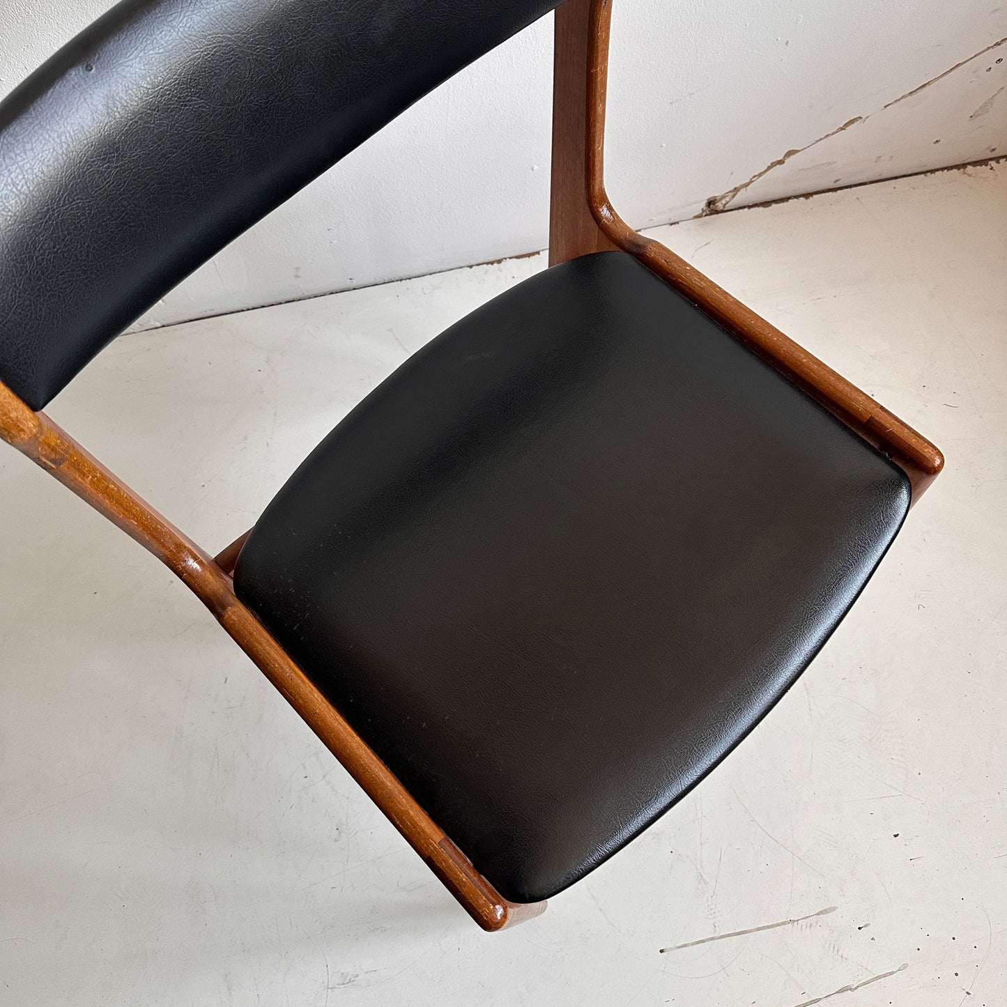 CH005 LIGHTLY DISTRESSED BLACK LEATHER & WOOD CHAIR