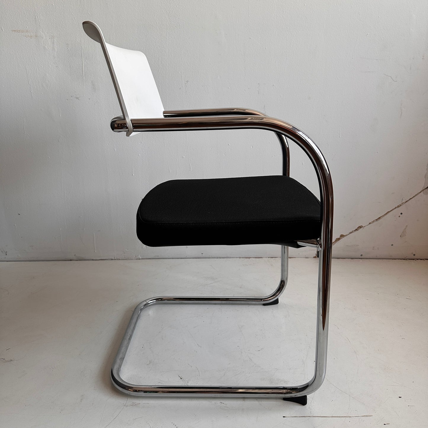 CH006 GF-900 CHROME CANTILEVER CHAIR