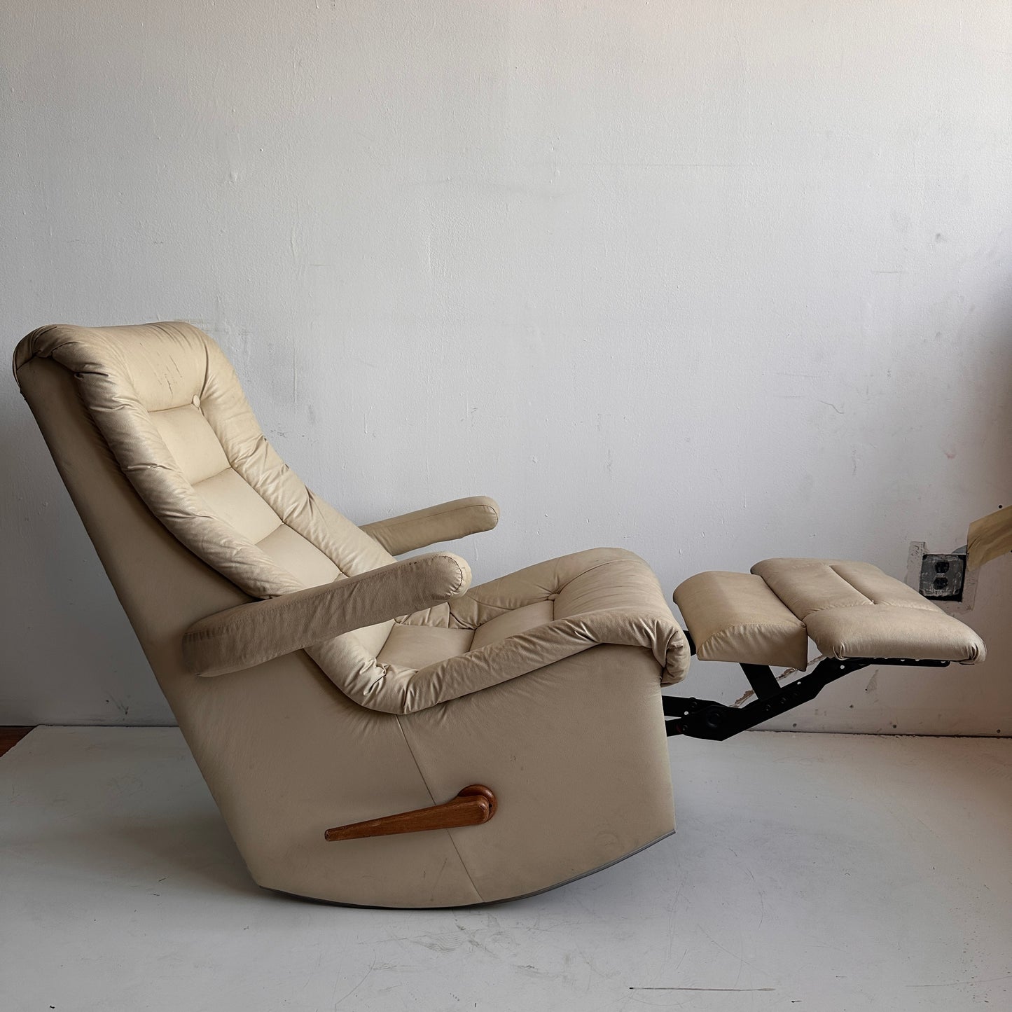 CH011 SPECTACULAR LEATHER RECLINER