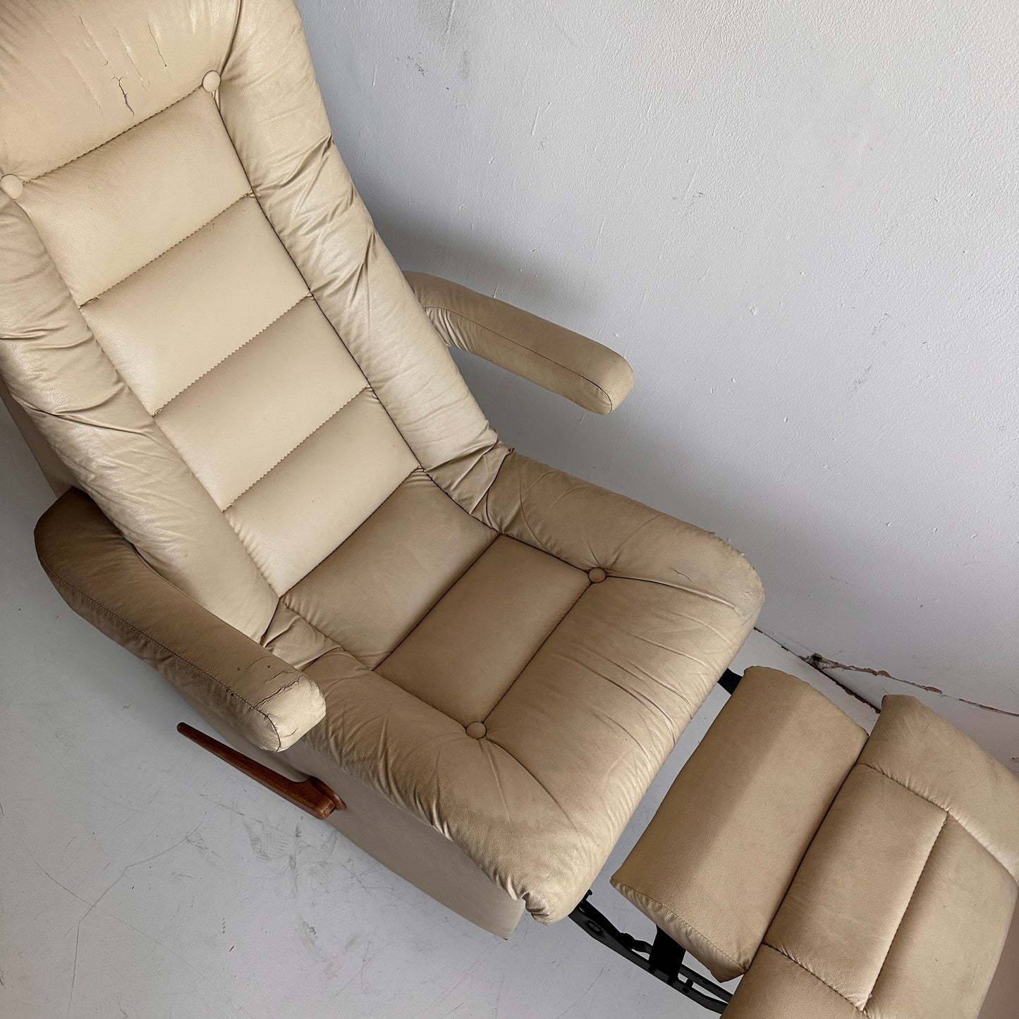 CH011 SPECTACULAR LEATHER RECLINER