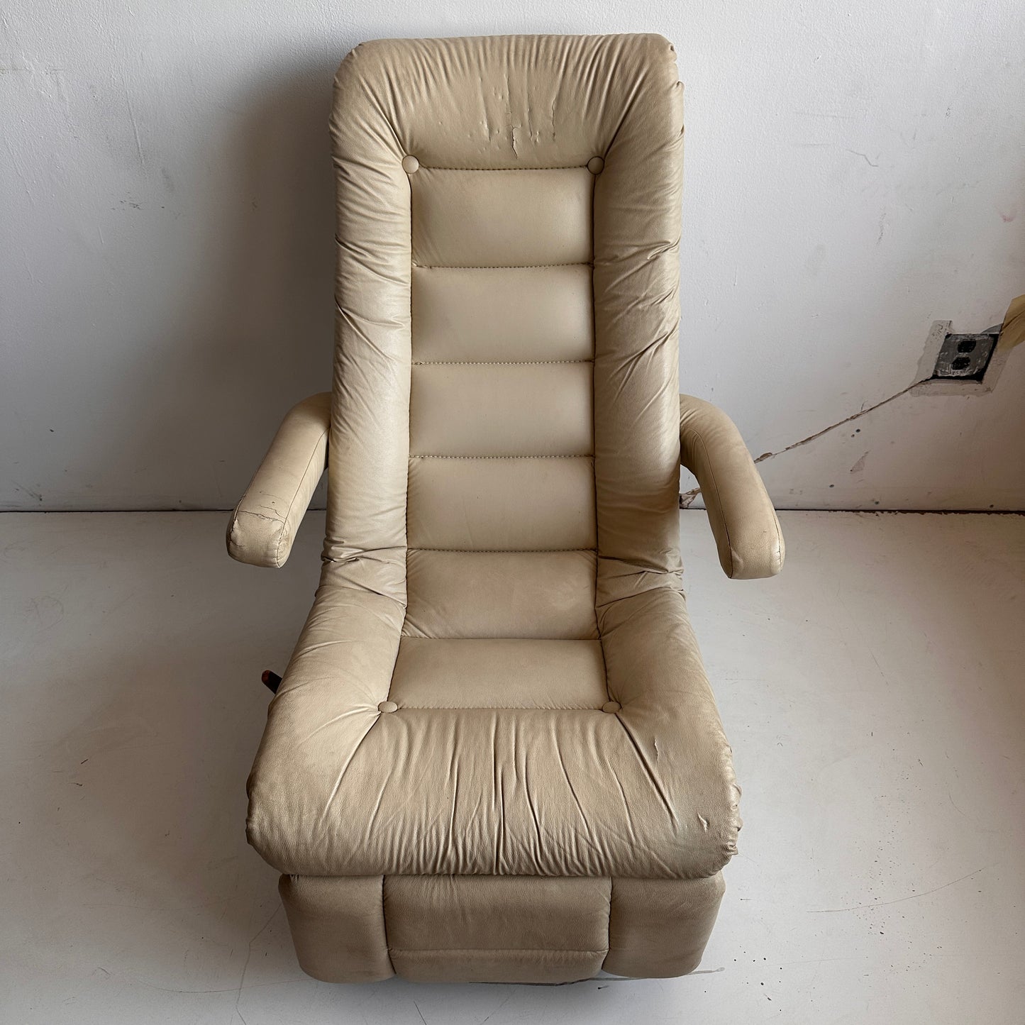 CH011 SPECTACULAR LEATHER RECLINER