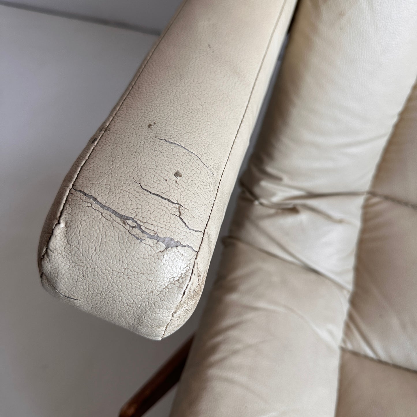 CH011 SPECTACULAR LEATHER RECLINER