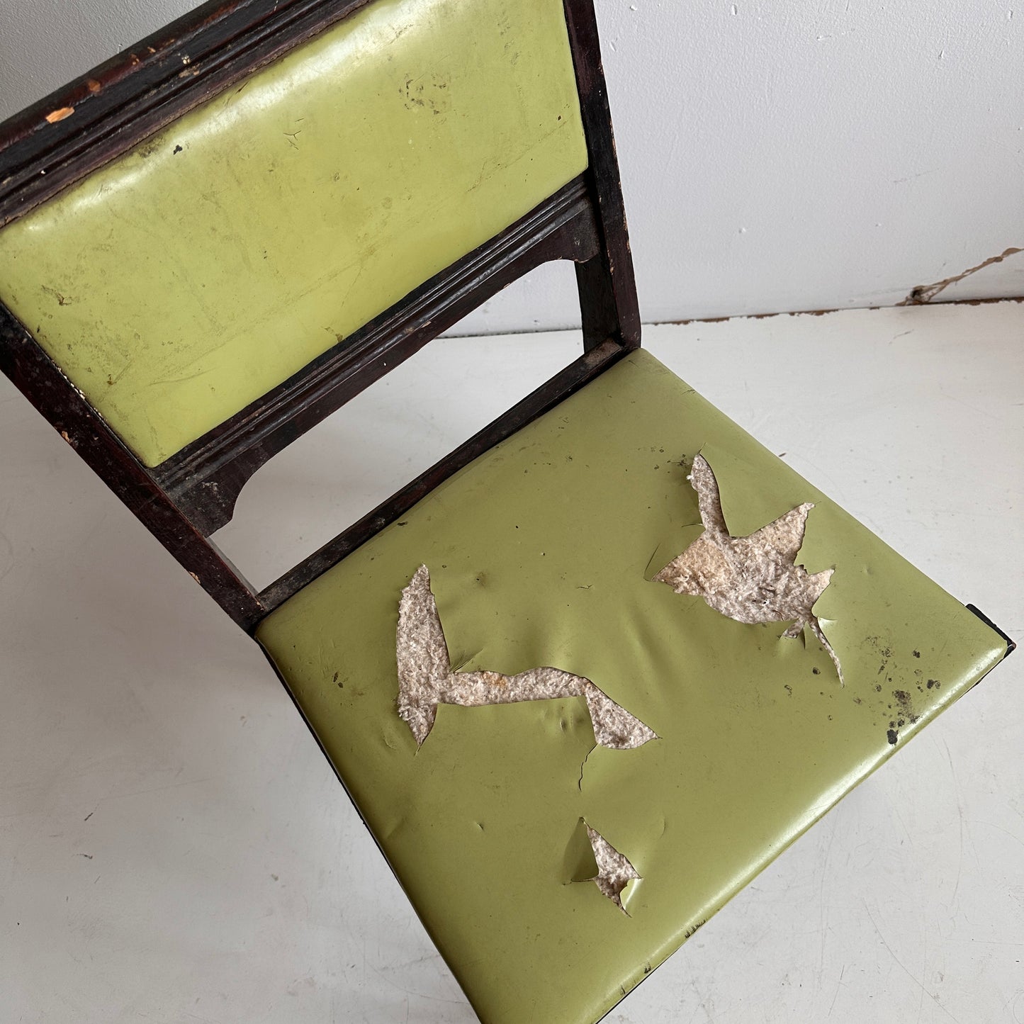 CH028 DISTRESSED WOOD & GREEN VINYL CHAIR