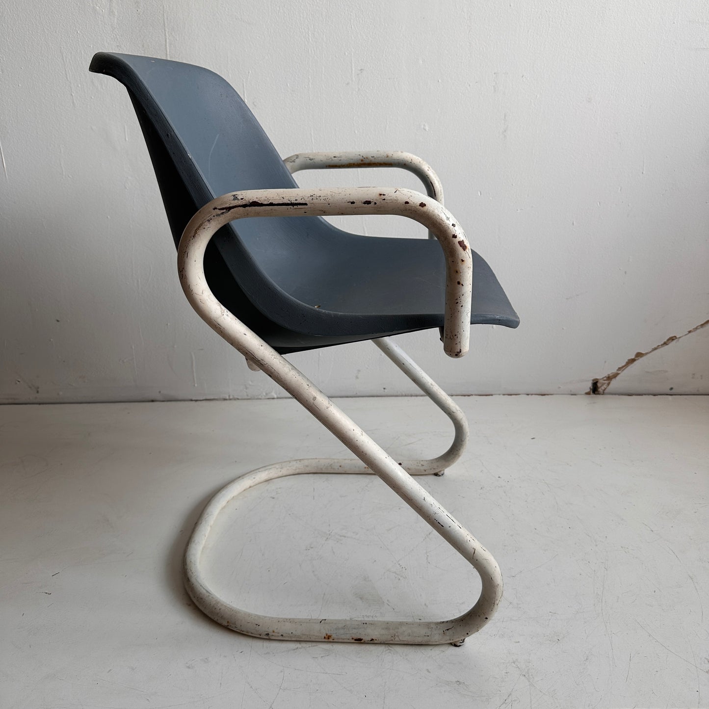 CH029 BLUE AND WHITE TUBULAR OUTDOOR CHAIRS