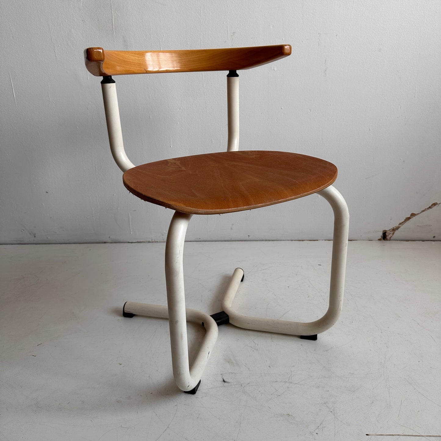 CH030 TUBULAR WHITE & WOOD CANTILEVER CHAIR