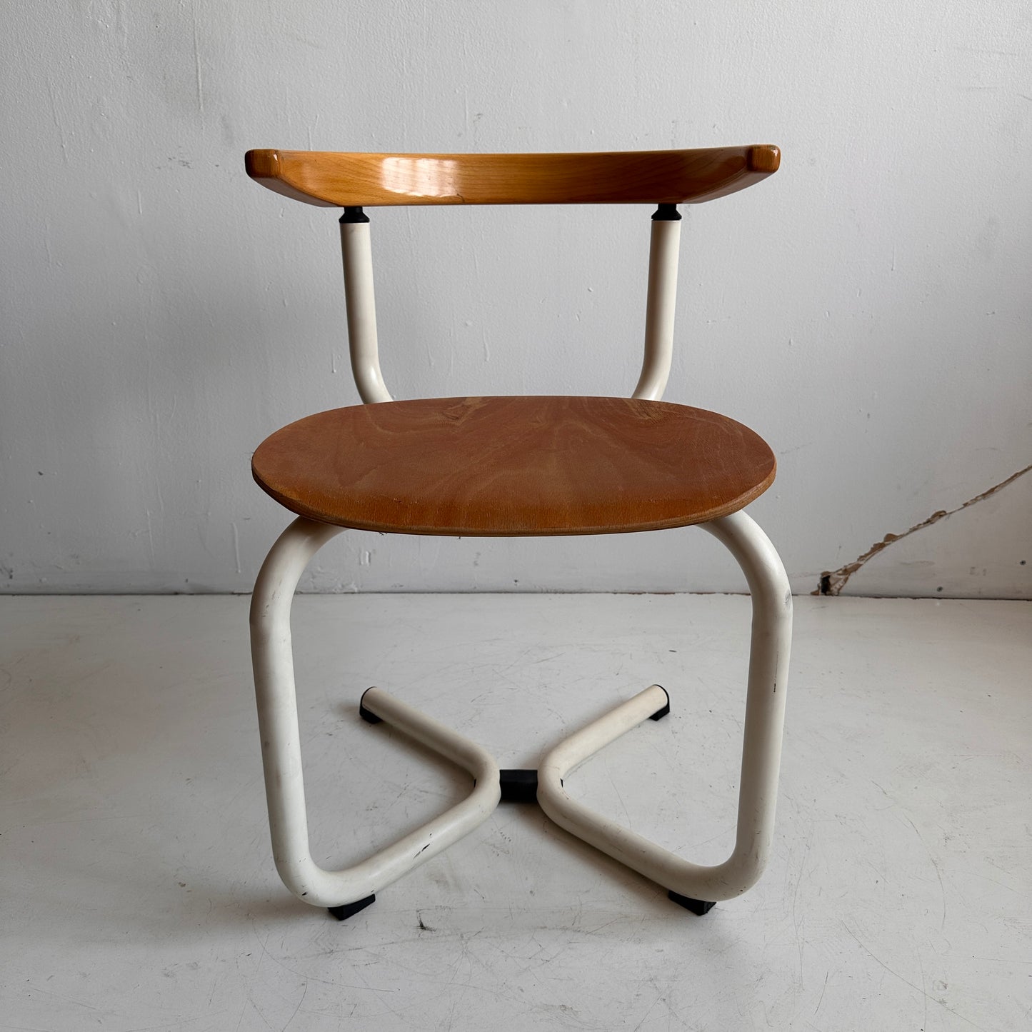 CH030 TUBULAR WHITE & WOOD CANTILEVER CHAIR