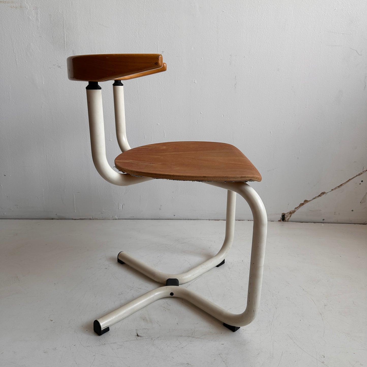 CH030 TUBULAR WHITE & WOOD CANTILEVER CHAIR