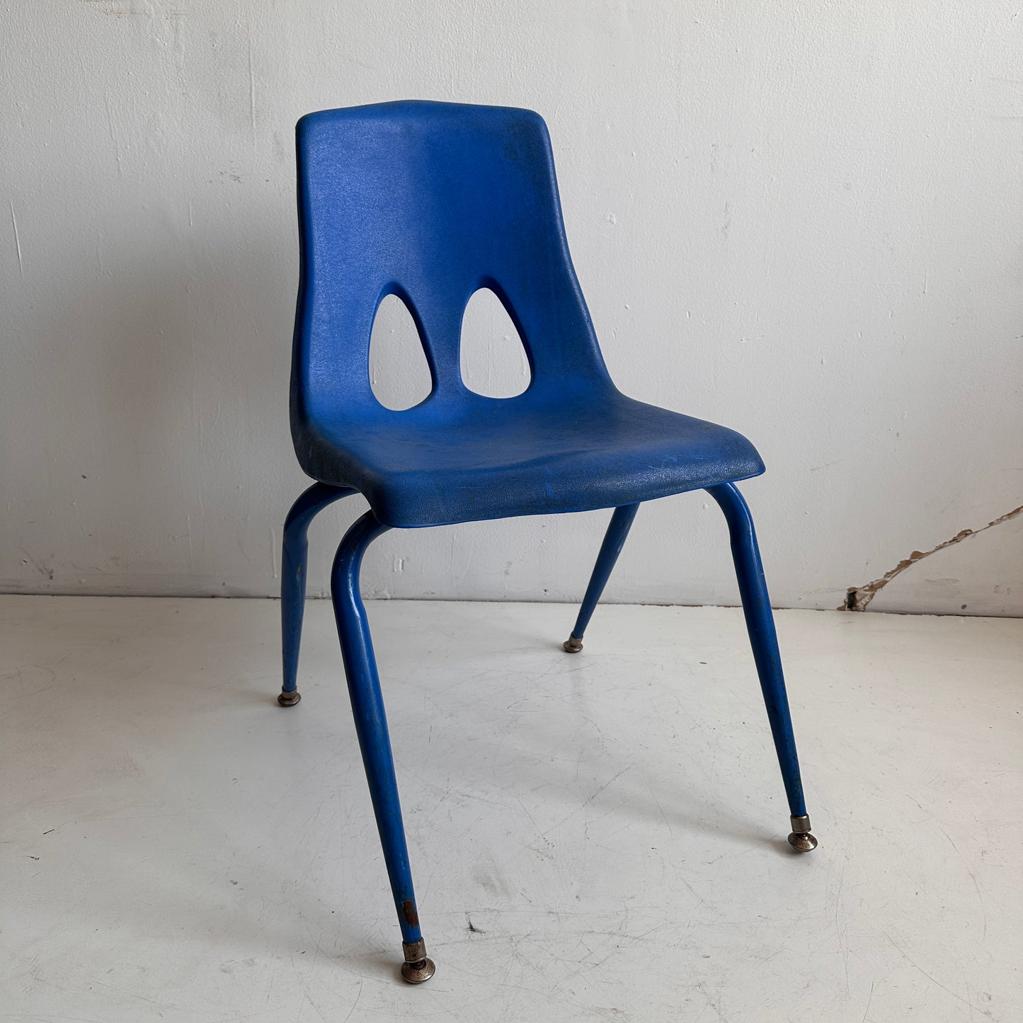 CH031 DISTRESSED BLUE STACKING CHAIRS