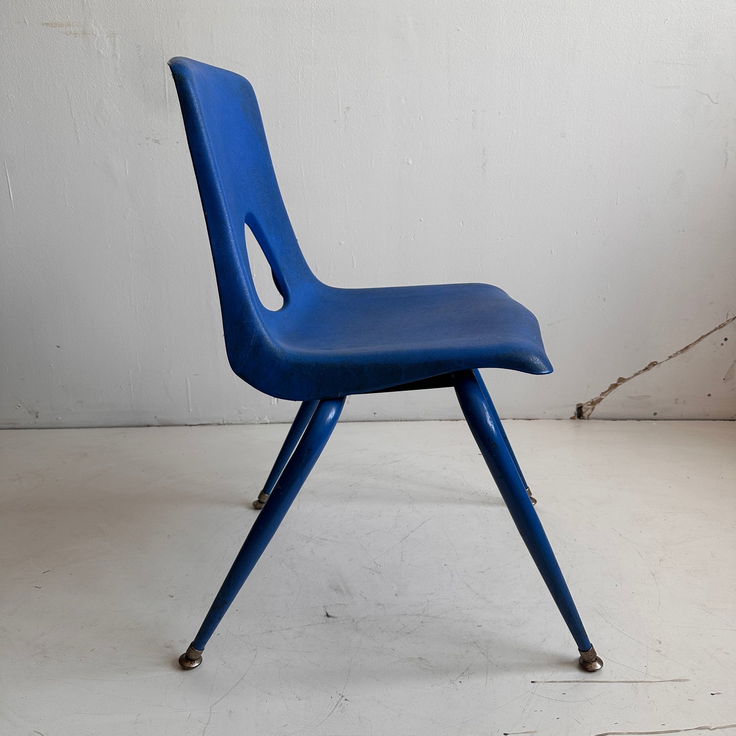 CH031 DISTRESSED BLUE STACKING CHAIRS