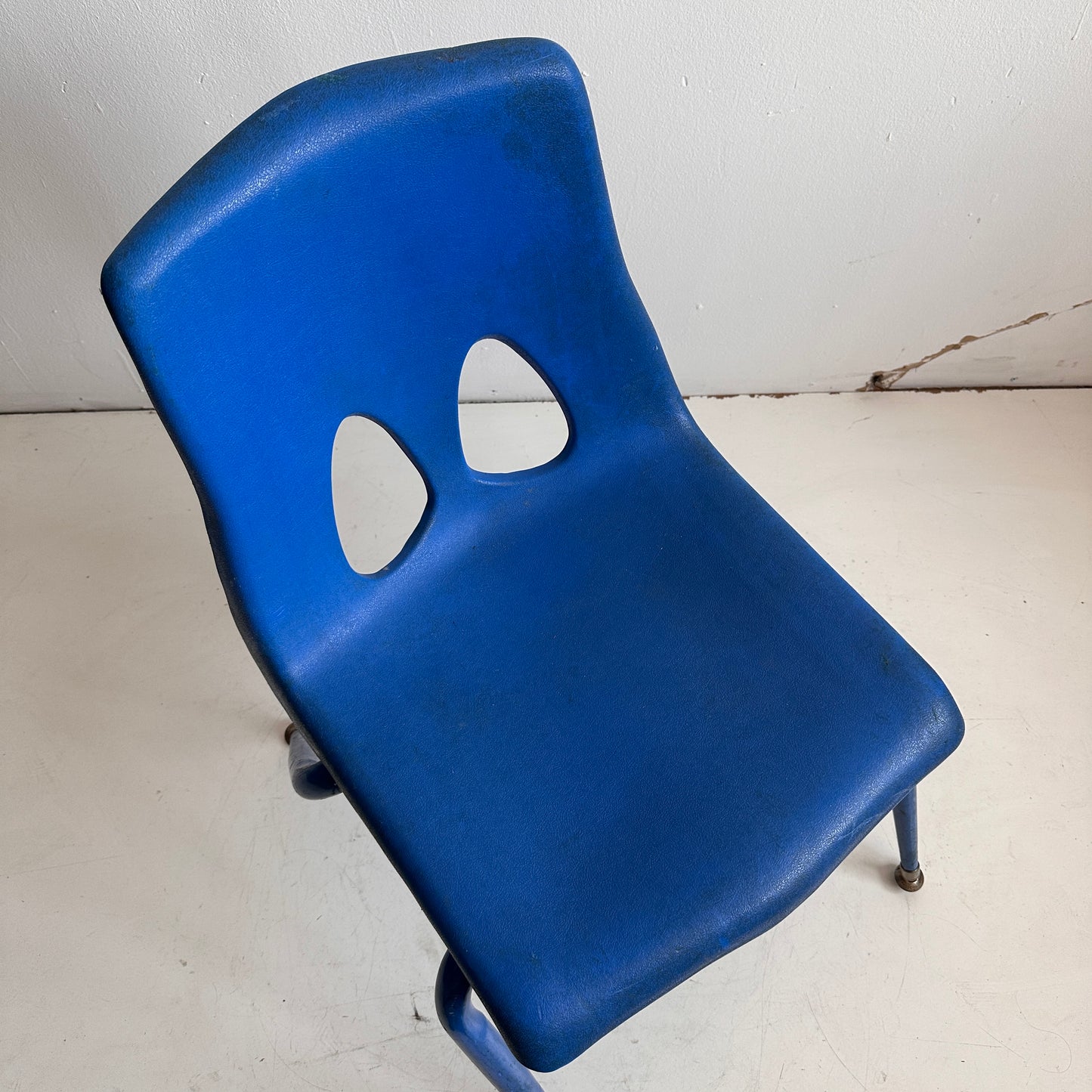 CH031 DISTRESSED BLUE STACKING CHAIRS