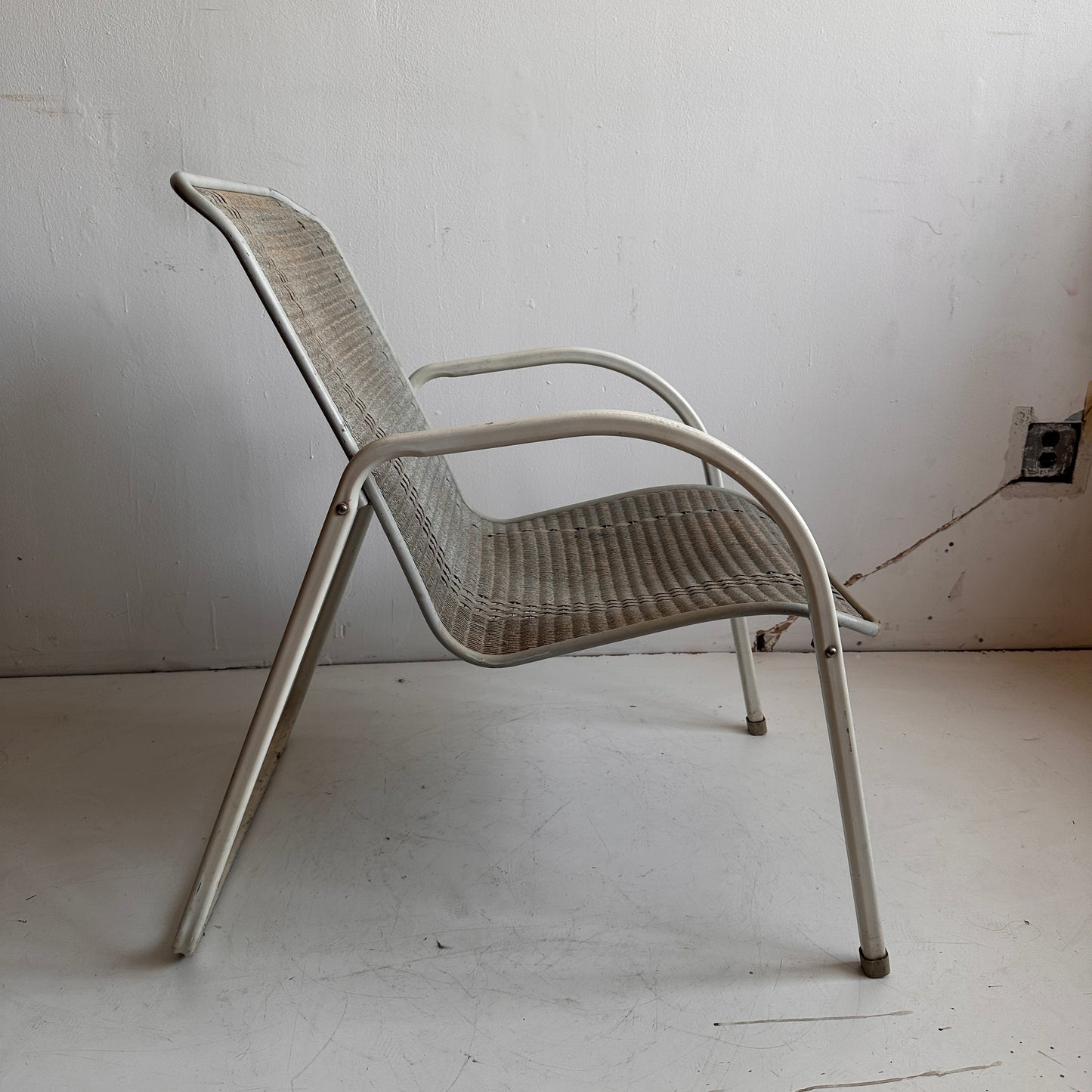 CH039 WICKER LLOYD WHITE FRAMED DECK CHAIRS