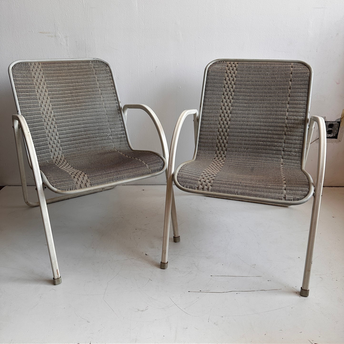 CH039 WICKER LLOYD WHITE FRAMED DECK CHAIRS