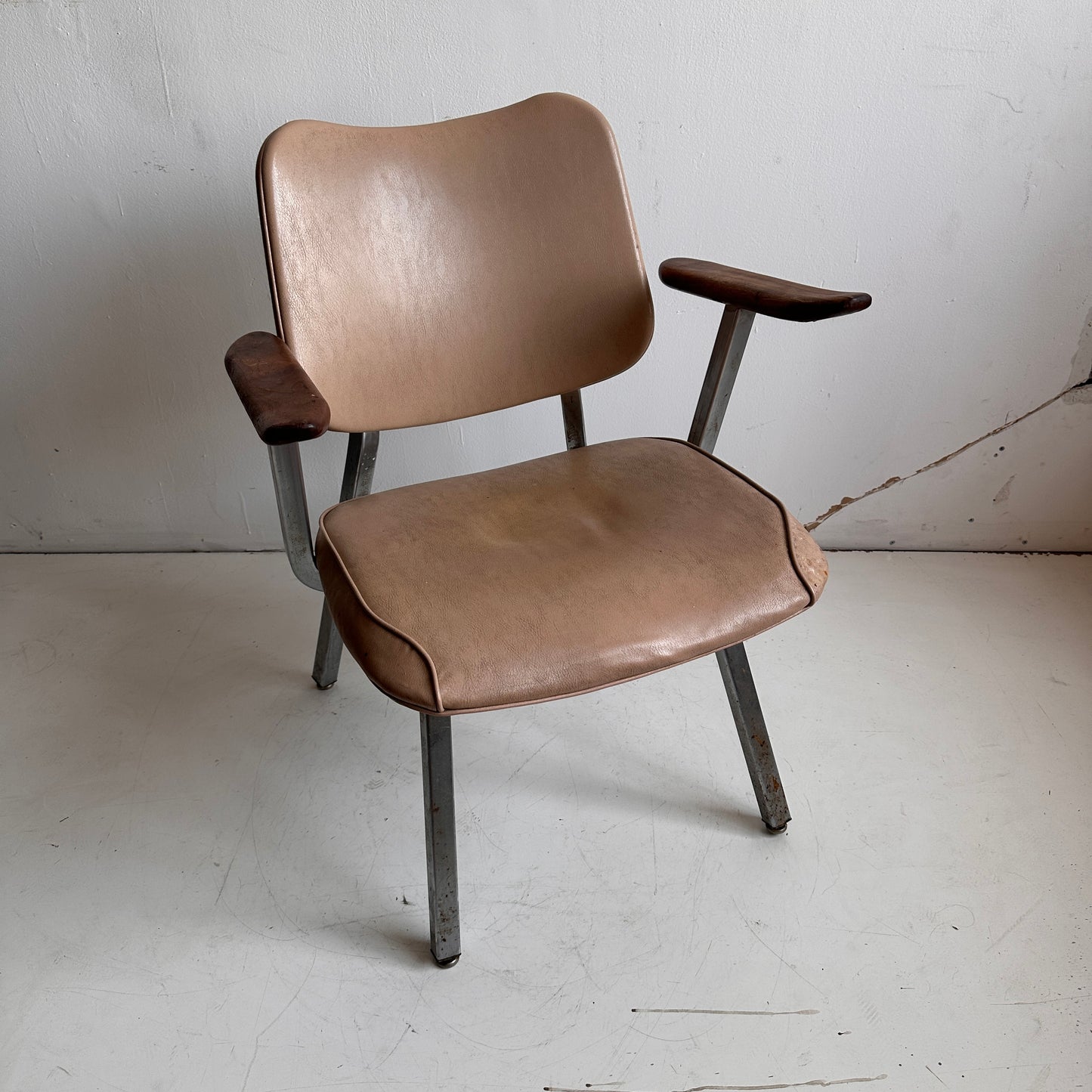 CH041 DISTRESSED 1960'S STREAMLINE ROYAL ARMCHAIR