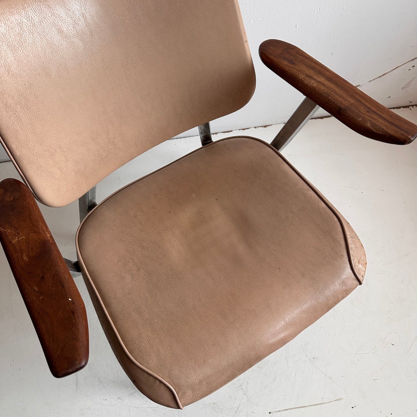 CH041 DISTRESSED 1960'S STREAMLINE ROYAL ARMCHAIR