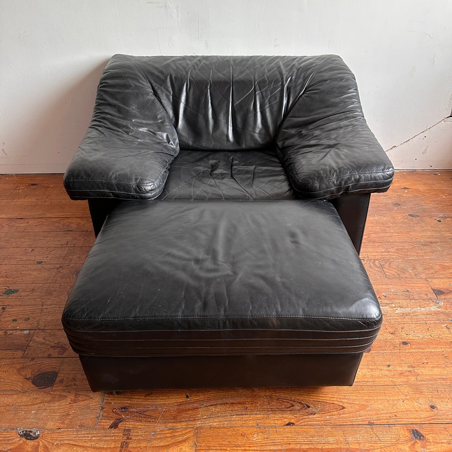 CH053 ITALIAN BLACK LEATHER ADJUSTABLE LOUNGE CHAIR WITH OTTOMAN