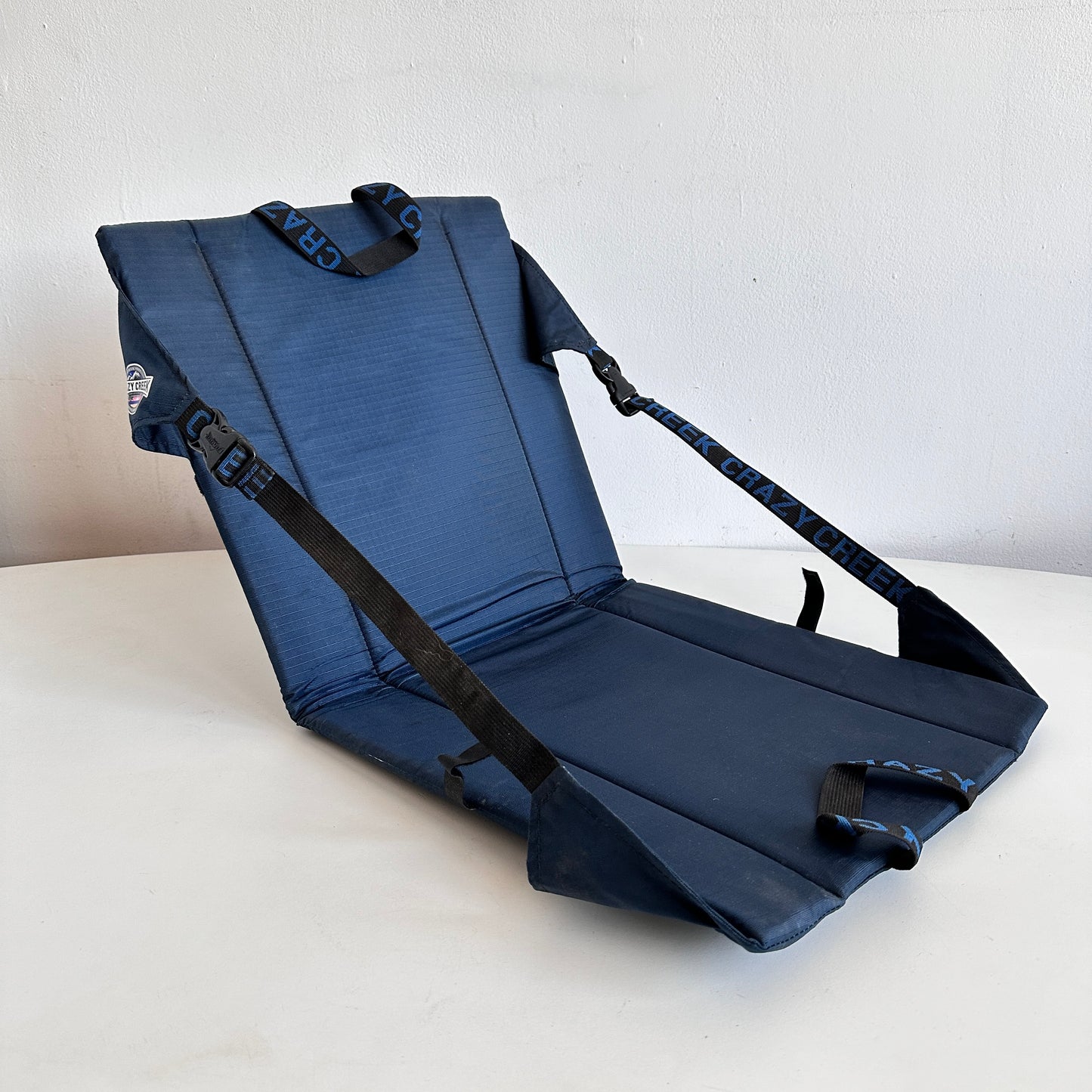 CH058 NAVY BLUE CRAZY CREEK CAMPING CHAIR