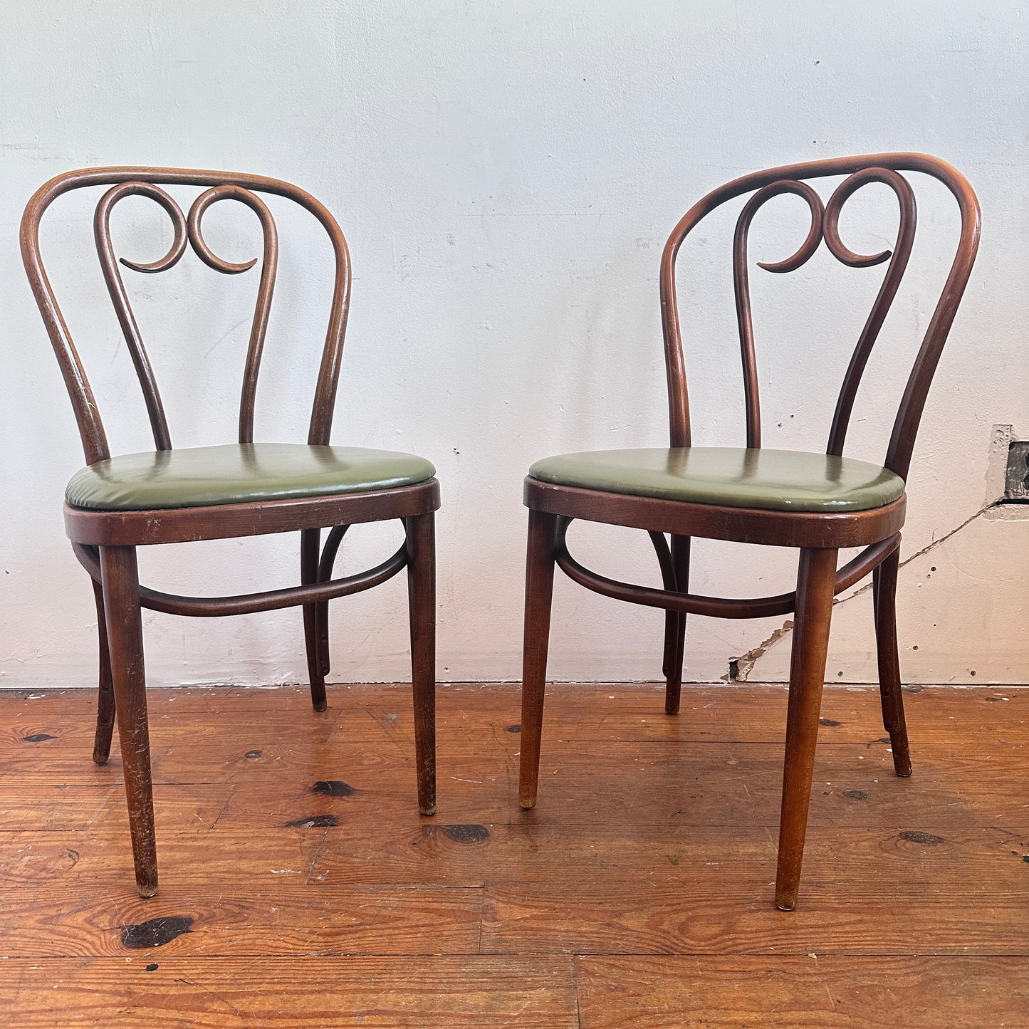 CH065 BENTWOOD CAFE CHAIRS WITH GREEN VINYL UPHOLSTERY