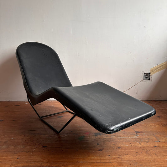 CS002 BLACK FIBERGLASS AND IRON POOL LOUNGER