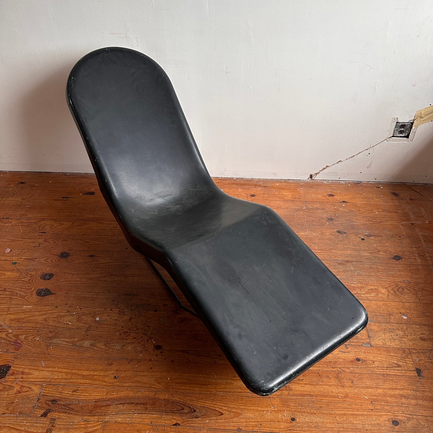 CS002 BLACK FIBERGLASS AND IRON POOL LOUNGER