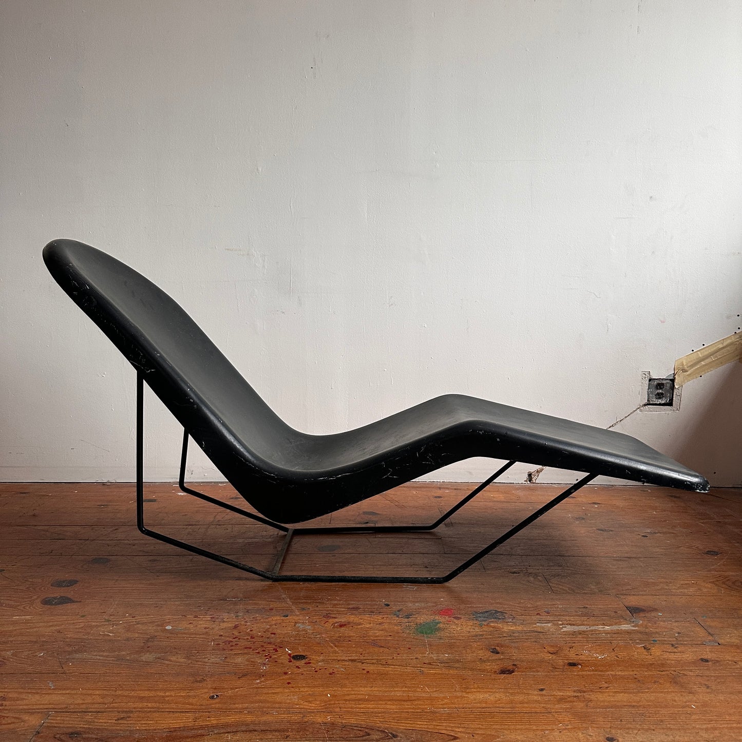 CS002 BLACK FIBERGLASS AND IRON POOL LOUNGER