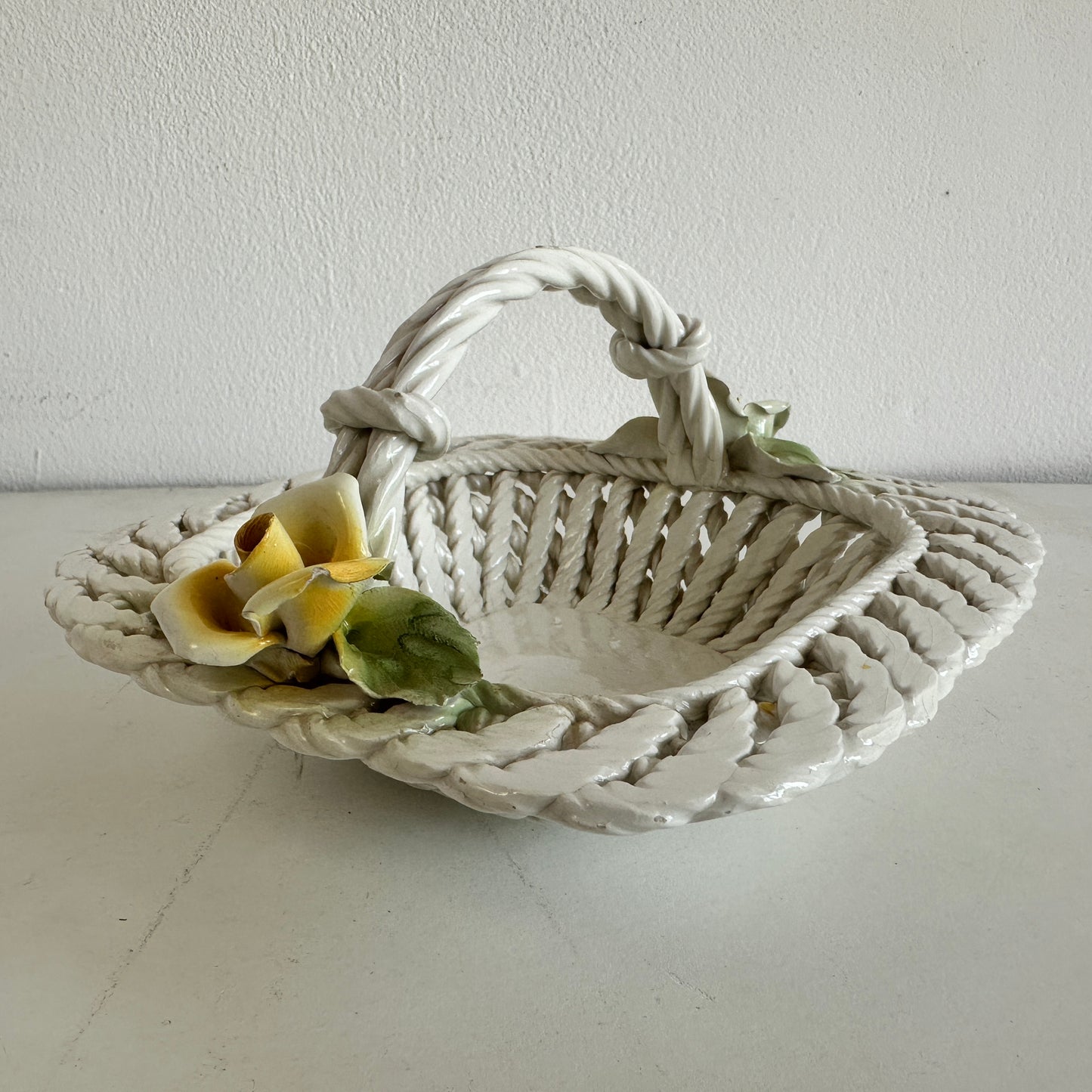 CT018 CERAMIC CERAMIC WICKER BASKET WITH YELLOW ROSE DETAILS