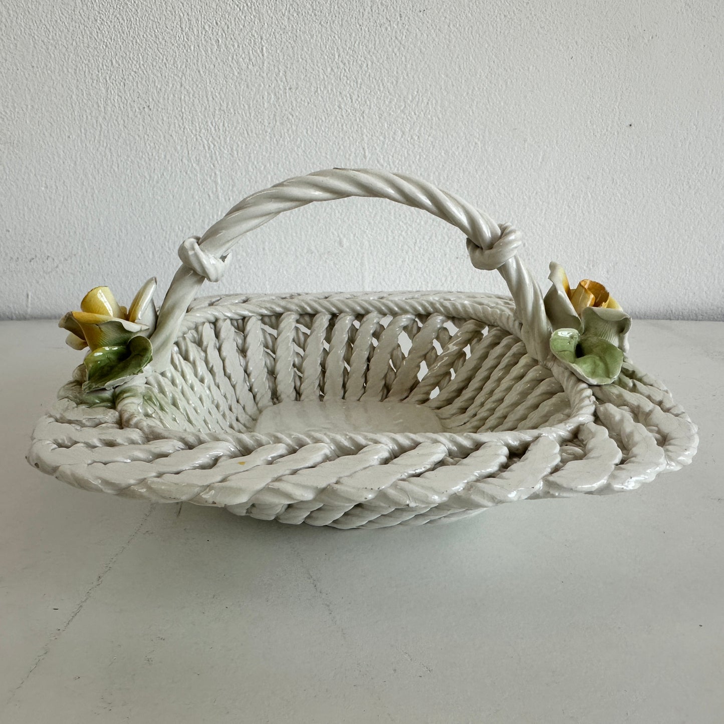 CT018 CERAMIC CERAMIC WICKER BASKET WITH YELLOW ROSE DETAILS