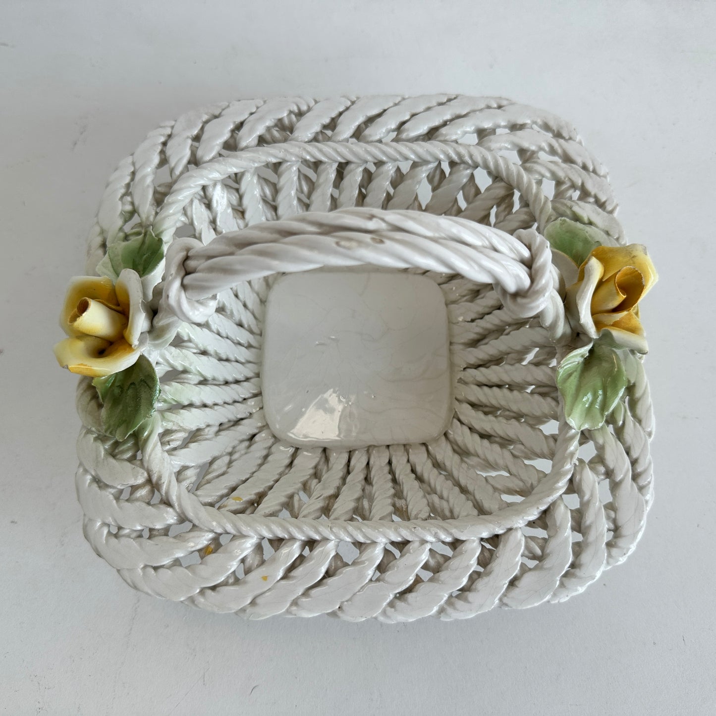 CT018 CERAMIC CERAMIC WICKER BASKET WITH YELLOW ROSE DETAILS