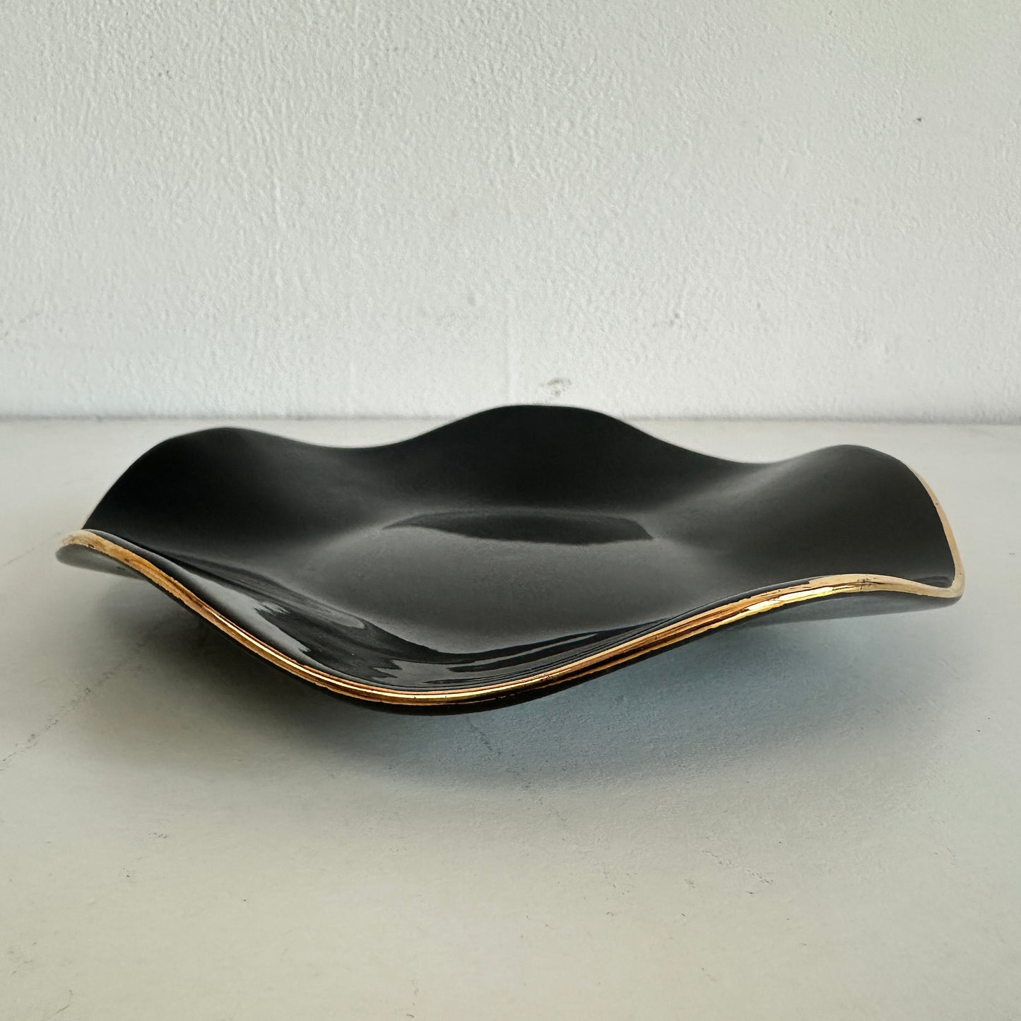 CT020 GOLD RIMMED SMALL BLACK WAVY PLATE