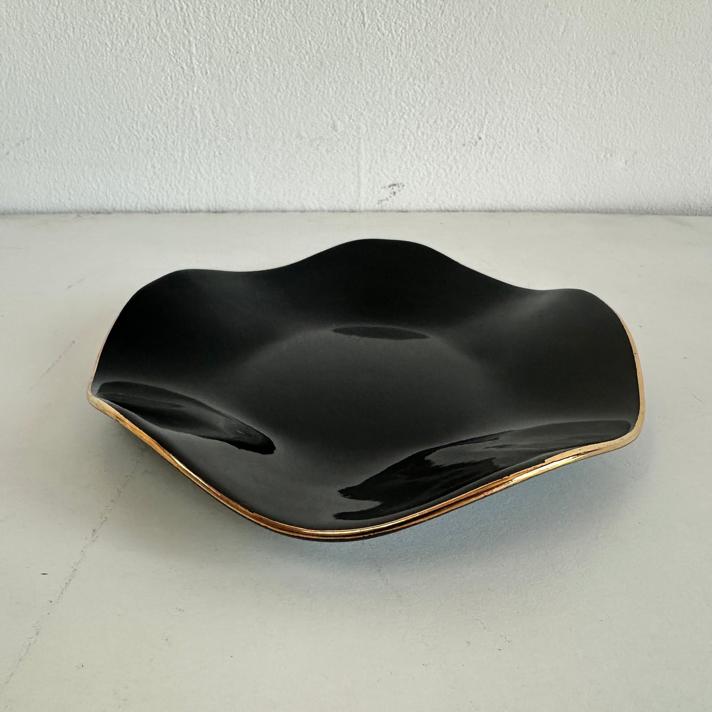 CT020 GOLD RIMMED SMALL BLACK WAVY PLATE