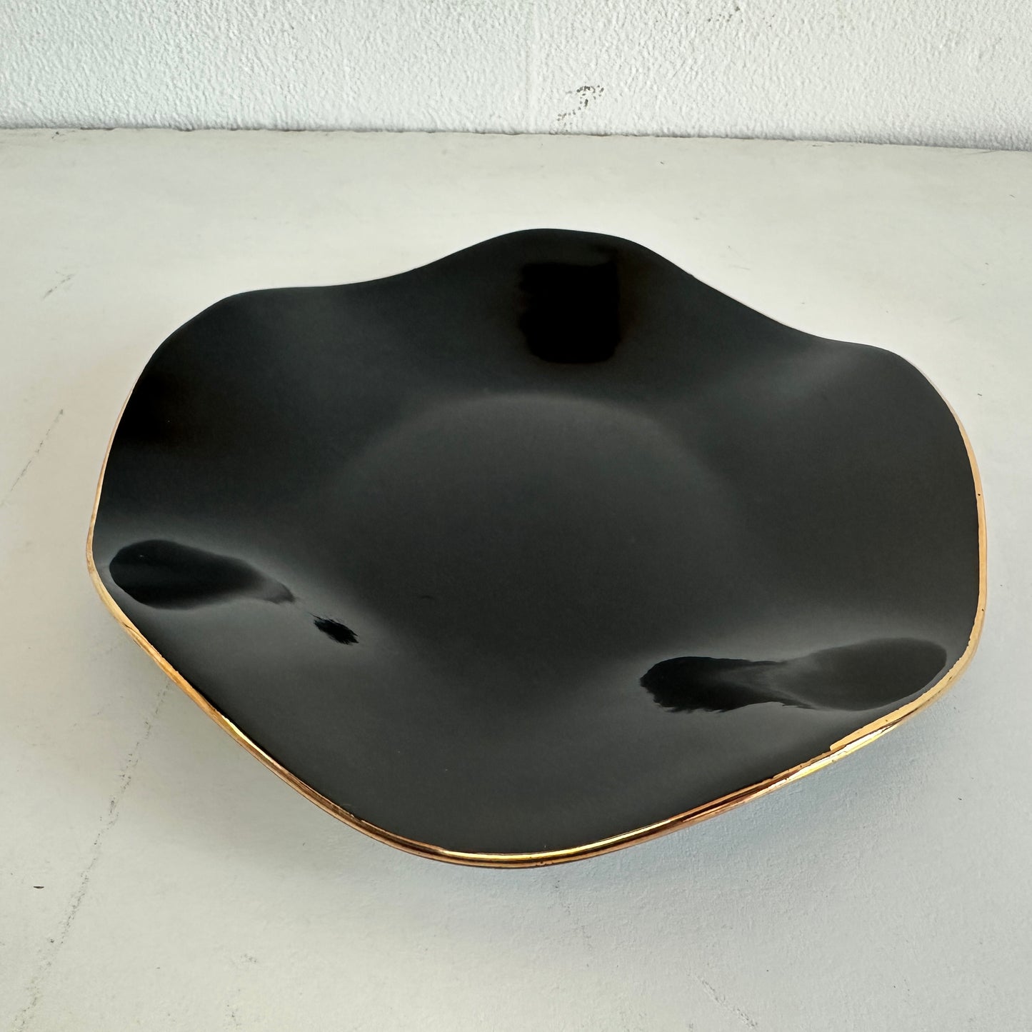CT020 GOLD RIMMED SMALL BLACK WAVY PLATE