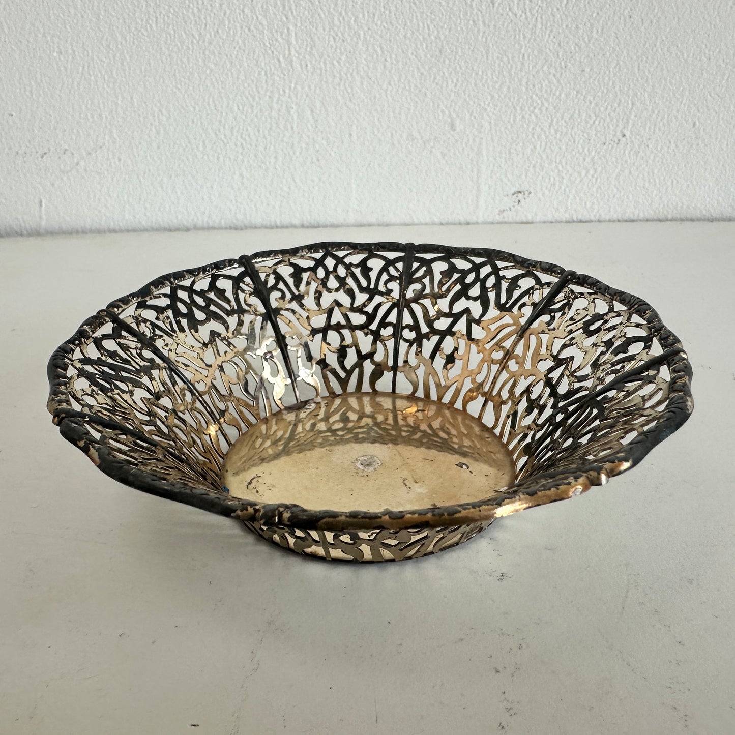 CT021 DISTRESSED PIERCED METAL CANDY DISH